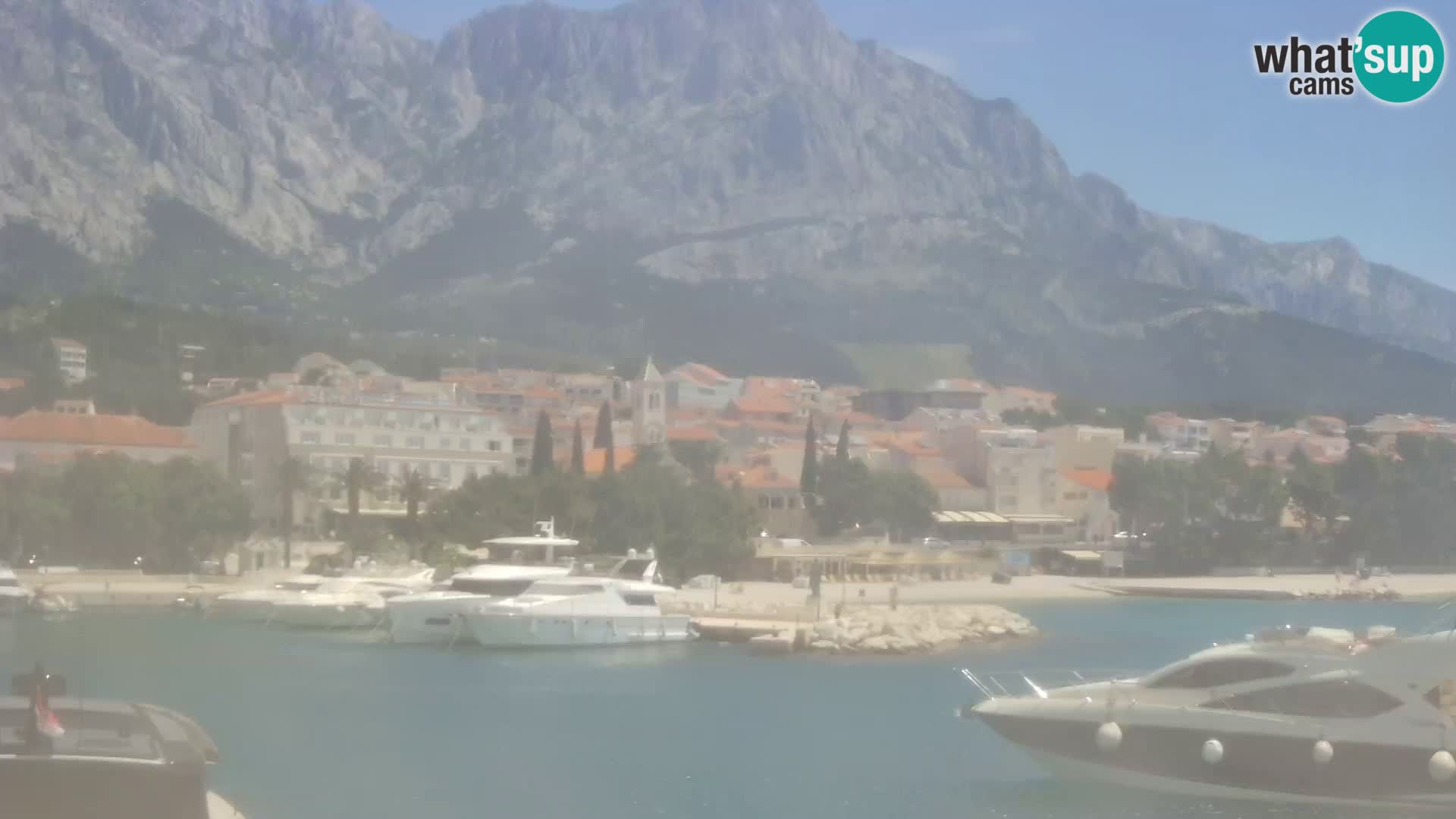 Spletna kamera – Baška Voda, pogled na mesto in goro Biokovo