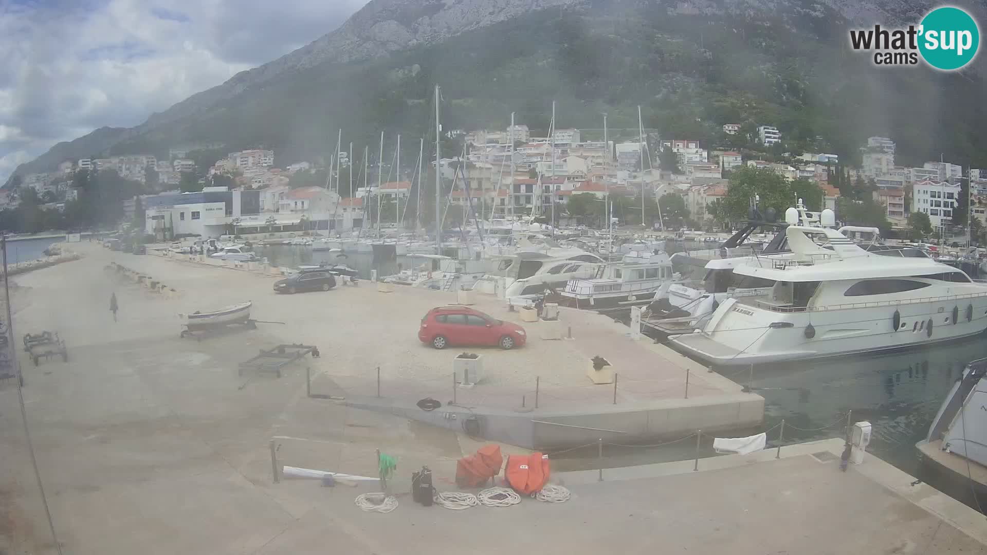 Vue du port de plaisance de la ville et la montagne Biokovo