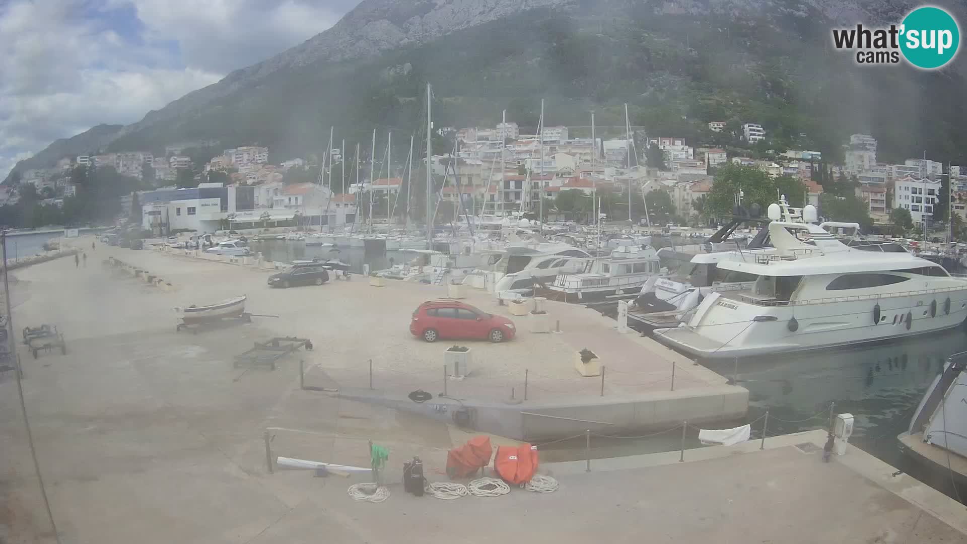 Vue du port de plaisance de la ville et la montagne Biokovo