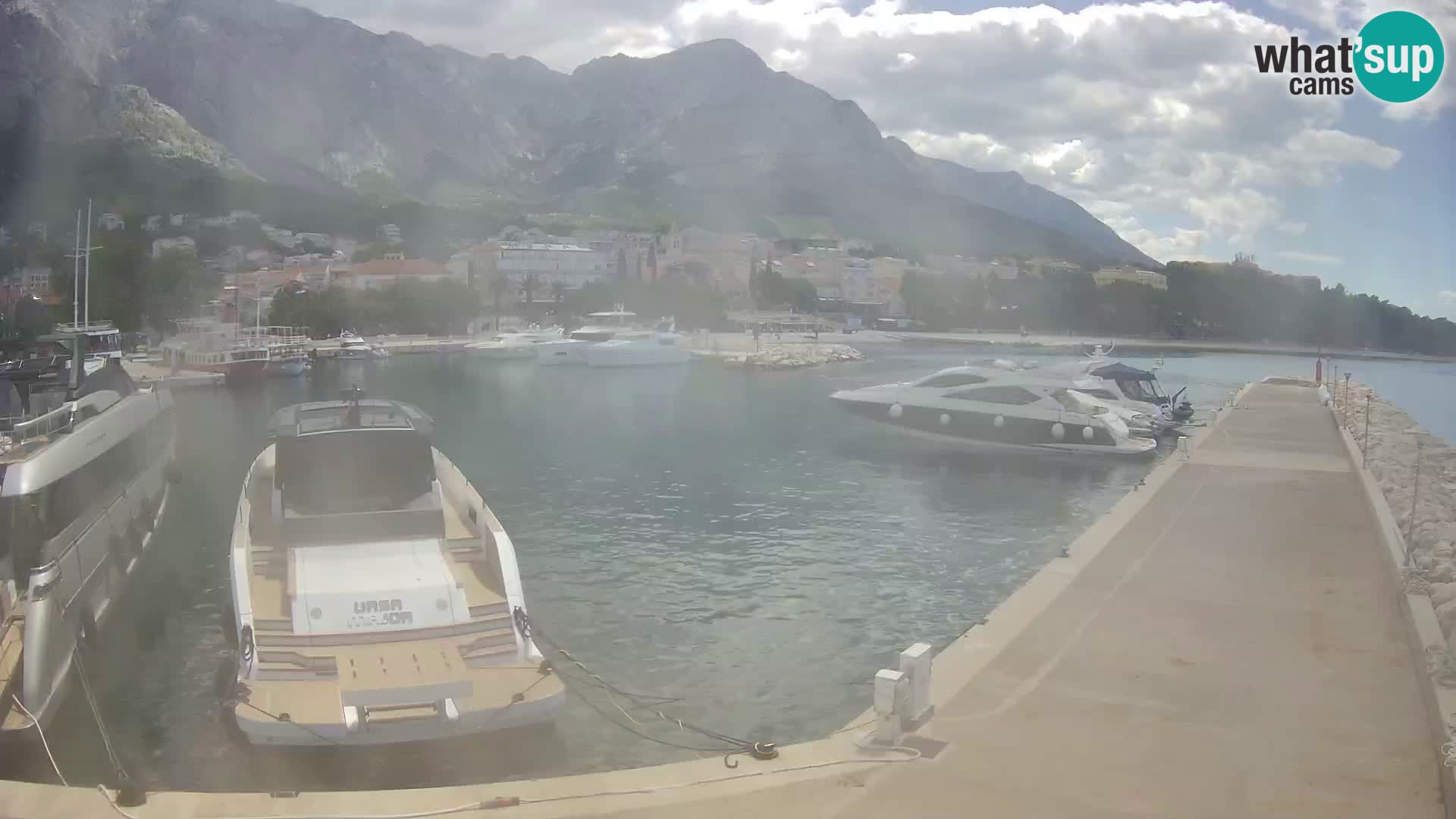 Spletna kamera – Baška Voda, pogled na mesto in goro Biokovo