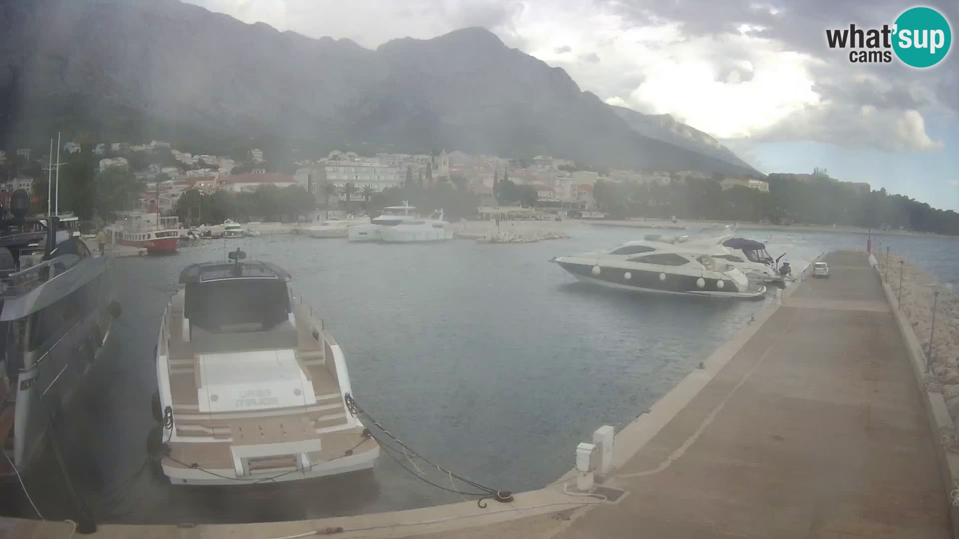 Webcam Basca Voda –  Vista desde el puerto deportivo de la ciudad y la montaña Biokovo