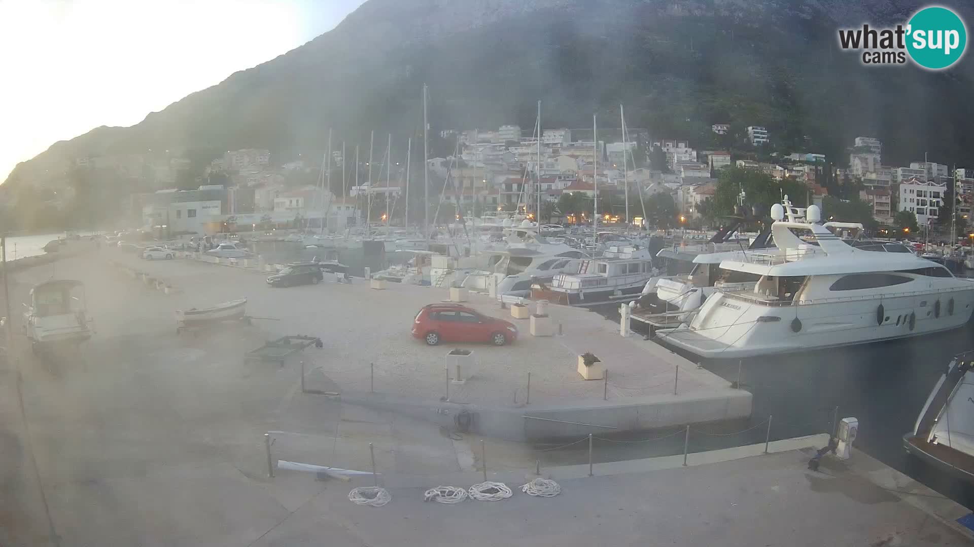 Spletna kamera – Baška Voda, pogled na mesto in goro Biokovo