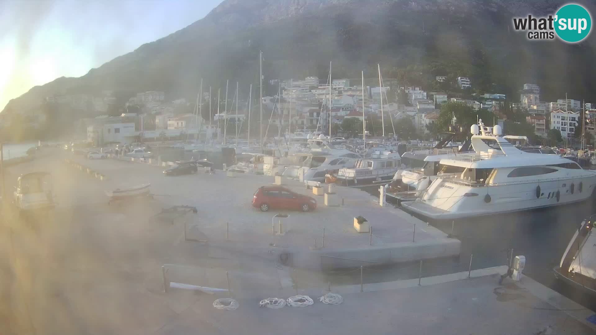 Spletna kamera – Baška Voda, pogled na mesto in goro Biokovo