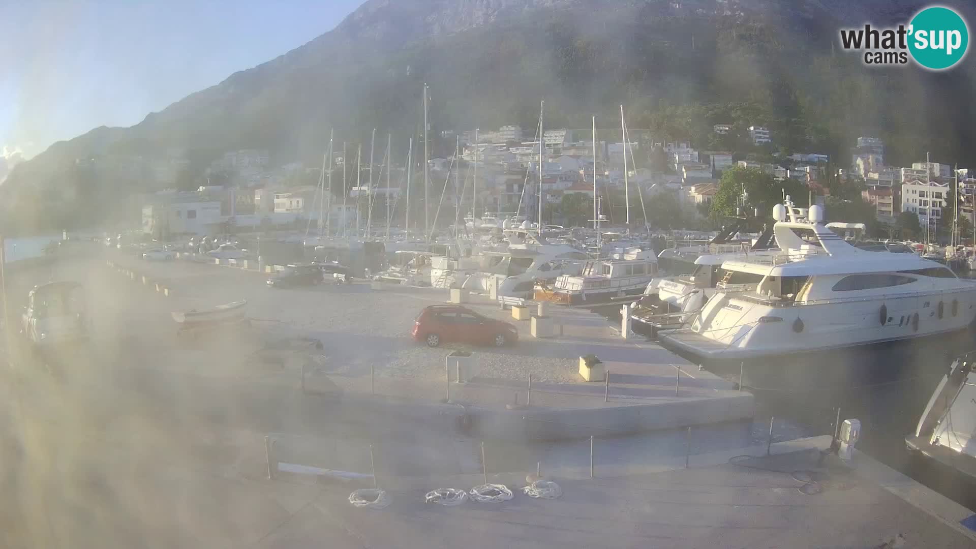 Spletna kamera – Baška Voda, pogled na mesto in goro Biokovo