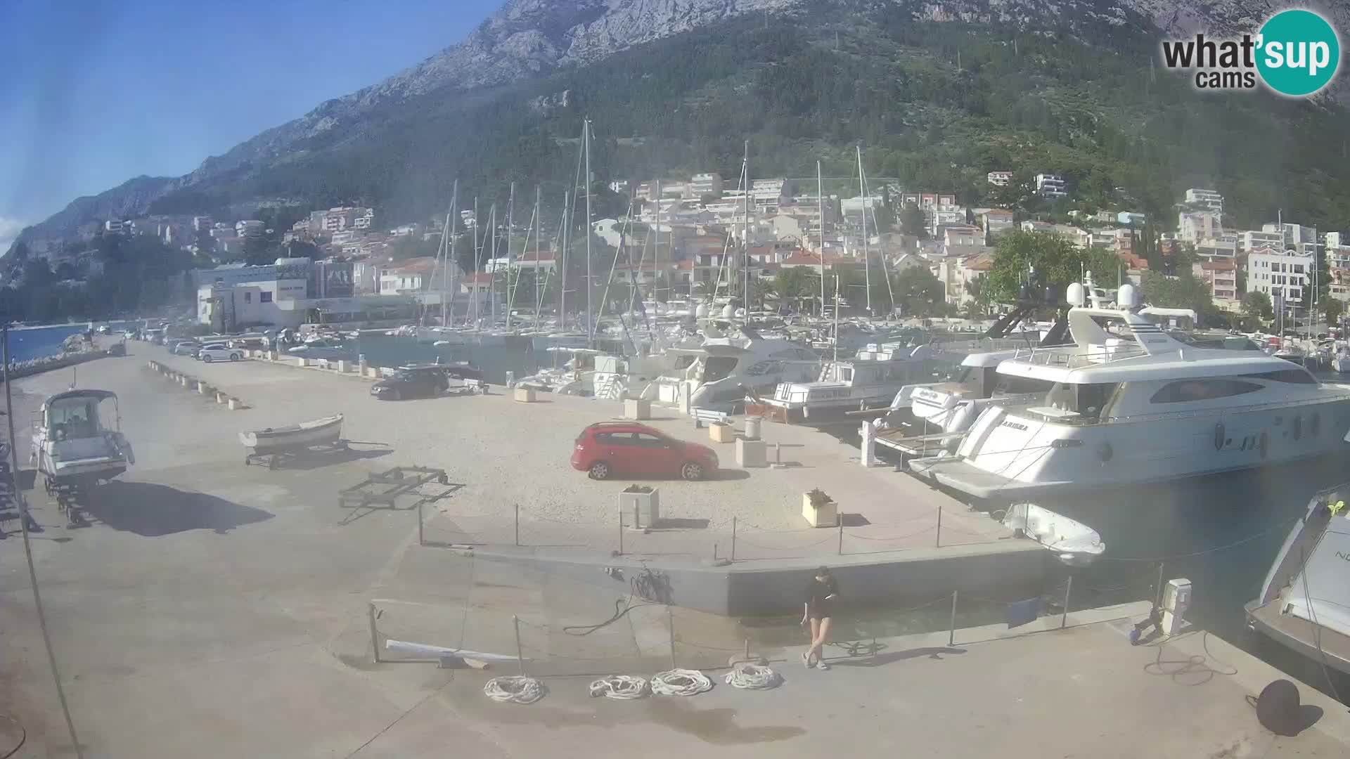 Web Kamera Baška Voda luka – Pogled na grad i masiv Biokovo