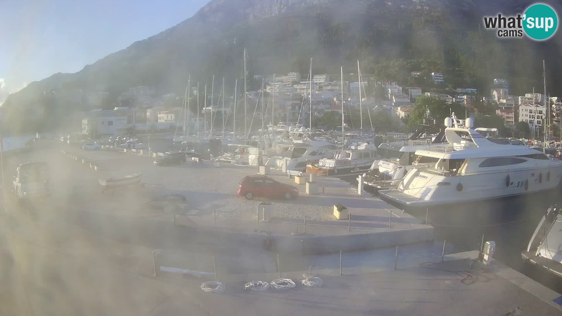 Webcam Basca Voda –  Vista desde el puerto deportivo de la ciudad y la montaña Biokovo