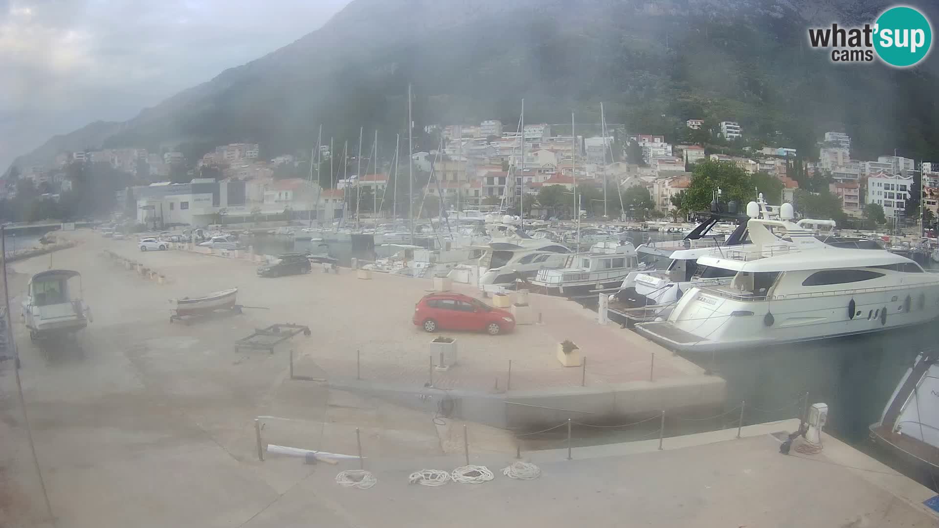 Webcam Basca Voda –  Vista desde el puerto deportivo de la ciudad y la montaña Biokovo