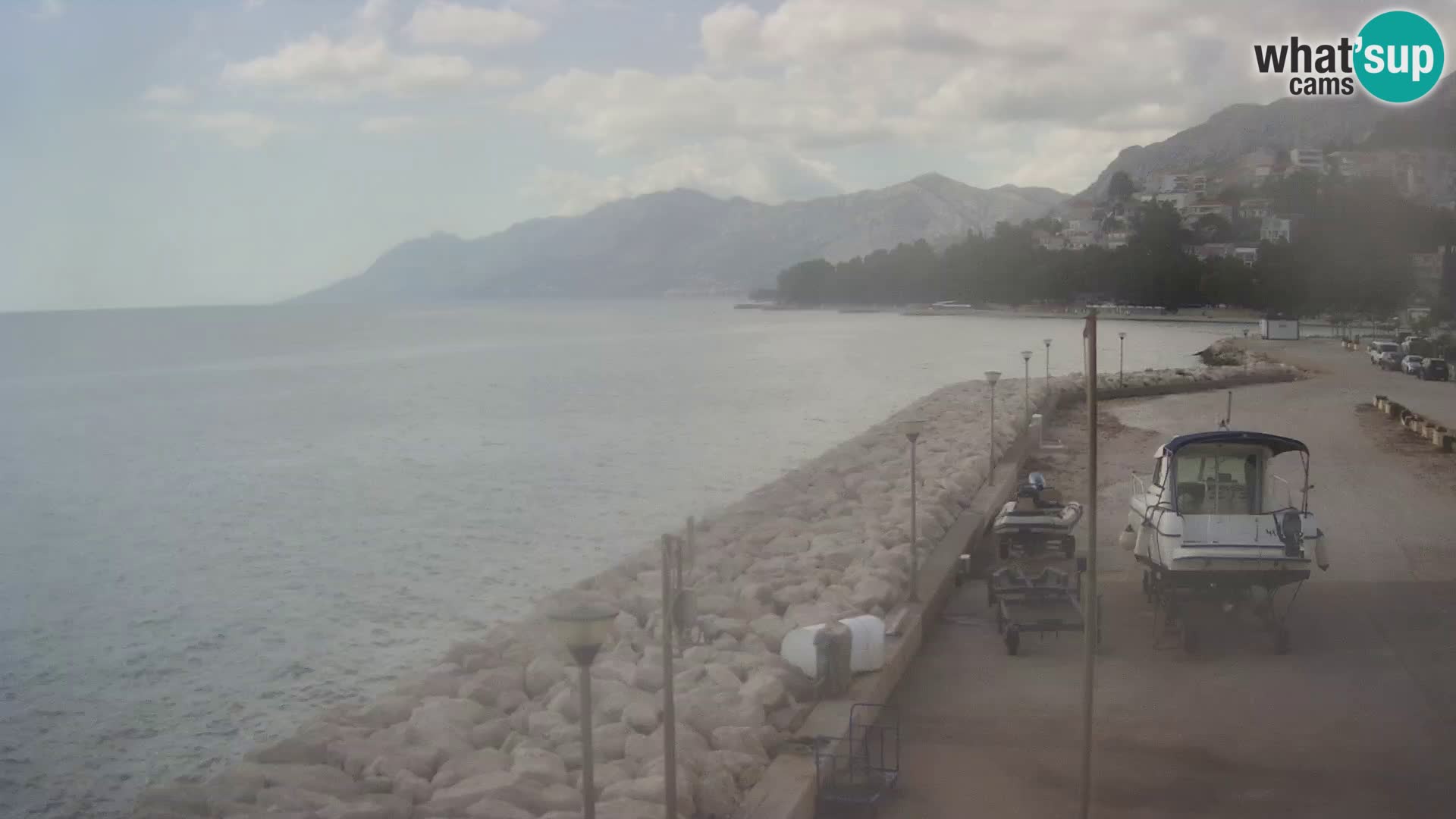 Webcam Basca Voda –  Vista desde el puerto deportivo de la ciudad y la montaña Biokovo