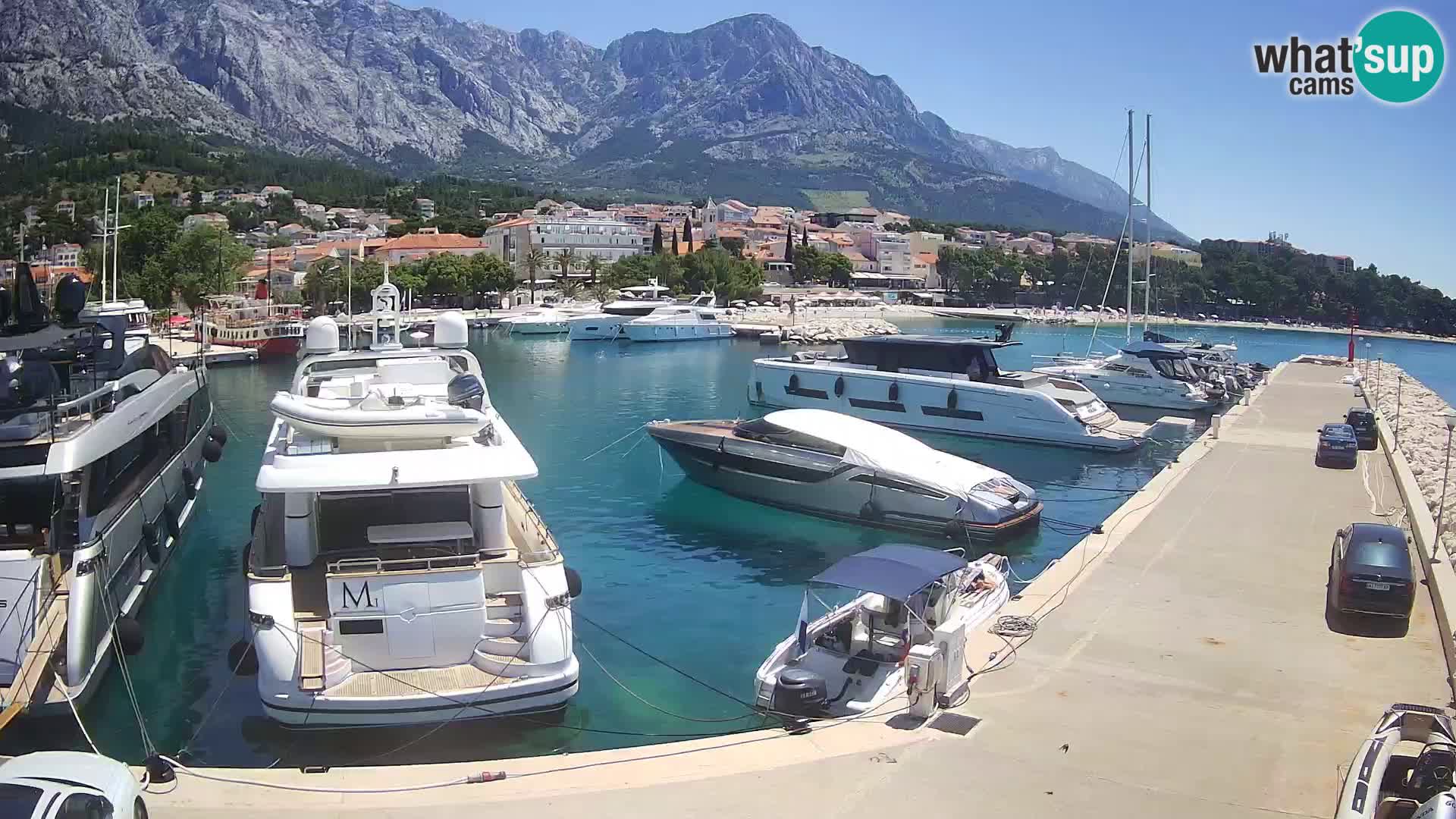 Vue du port de plaisance de la ville et la montagne Biokovo