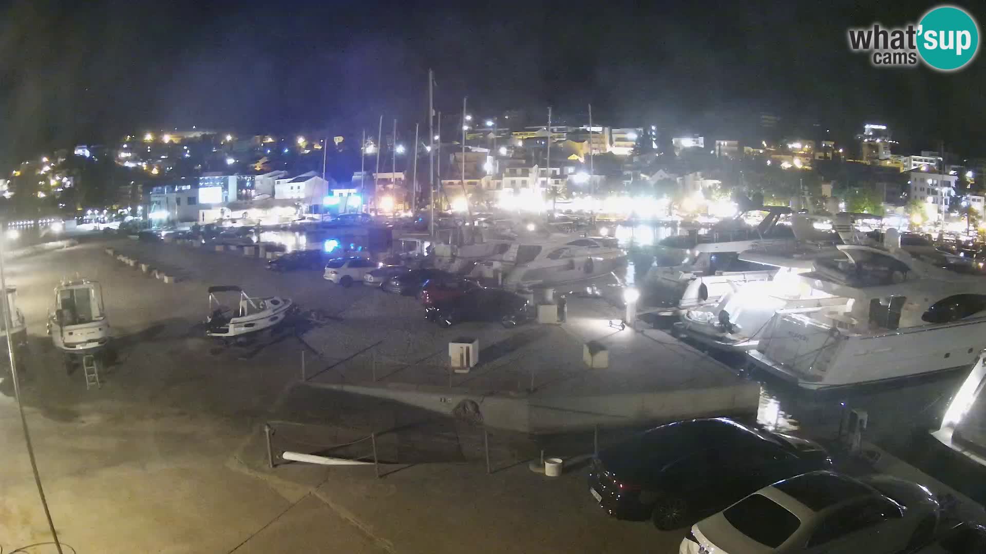 Vue du port de plaisance de la ville et la montagne Biokovo