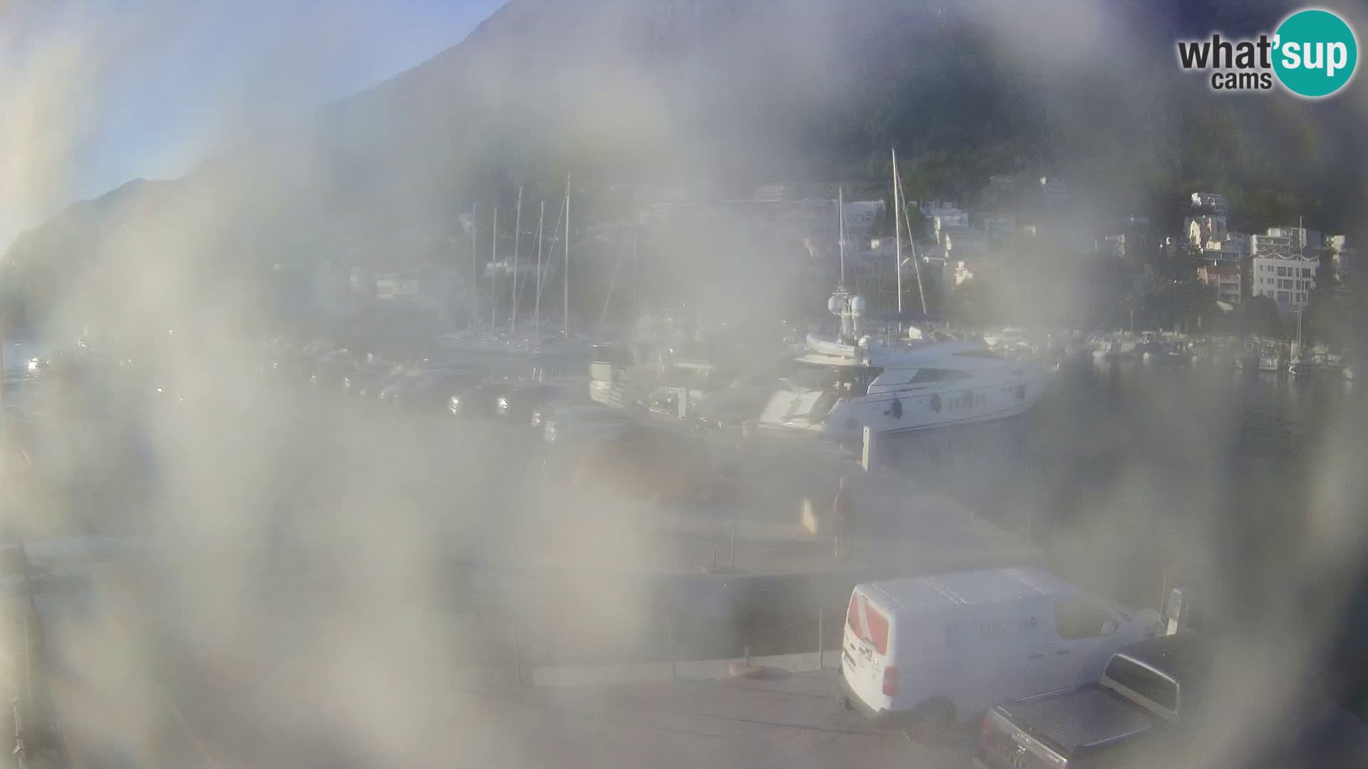 Vue du port de plaisance de la ville et la montagne Biokovo