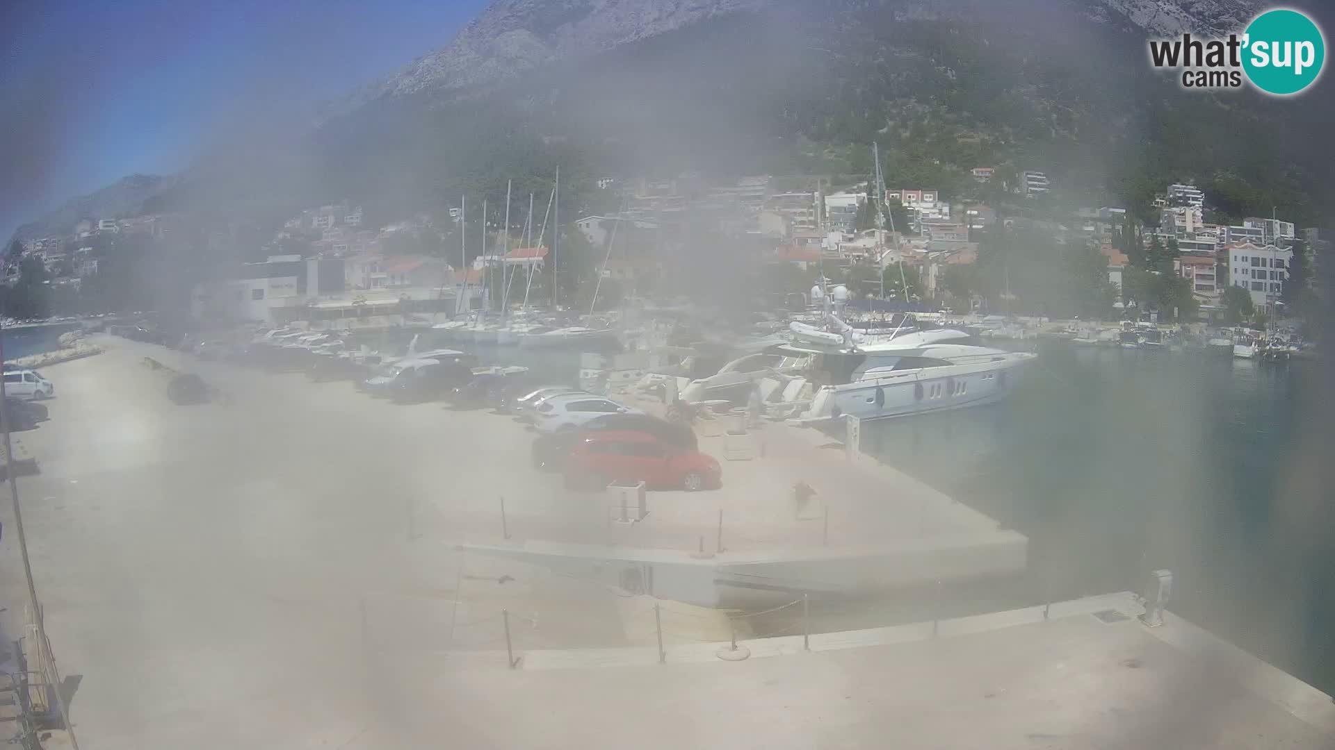 Vue du port de plaisance de la ville et la montagne Biokovo