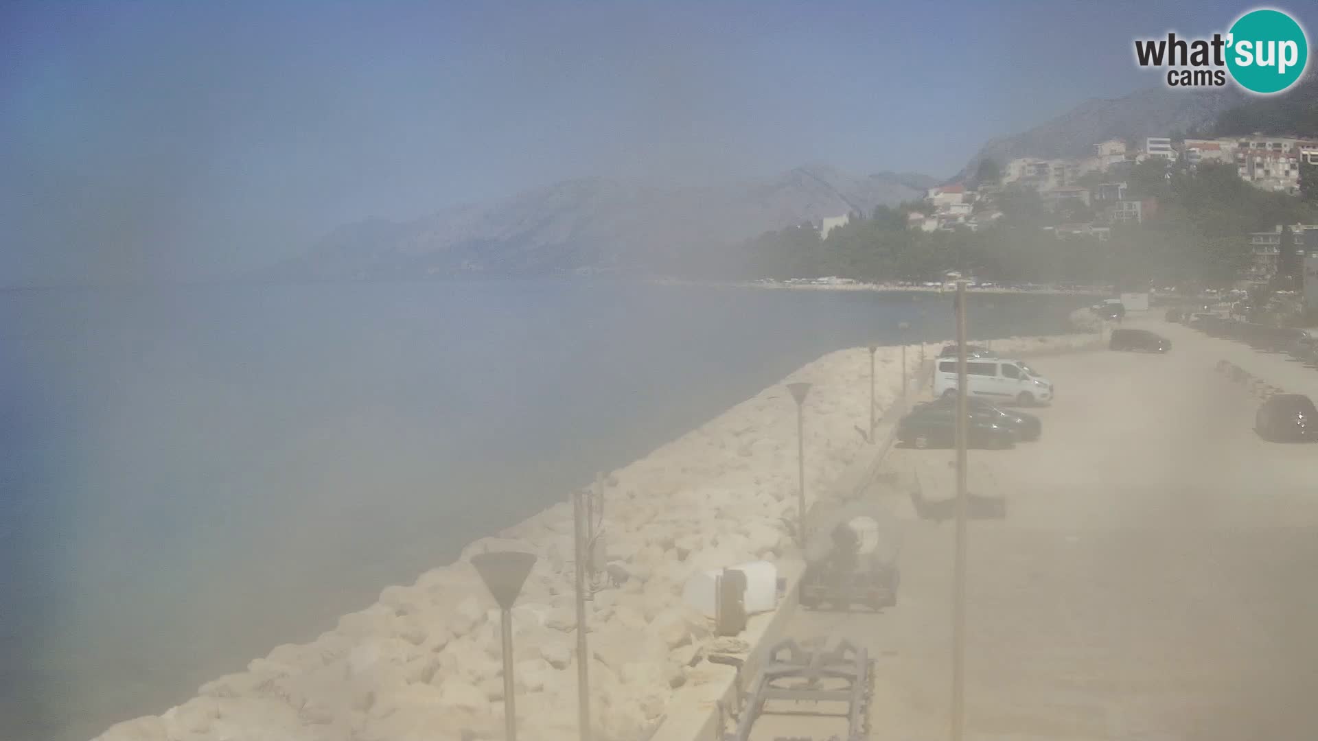 Vue du port de plaisance de la ville et la montagne Biokovo