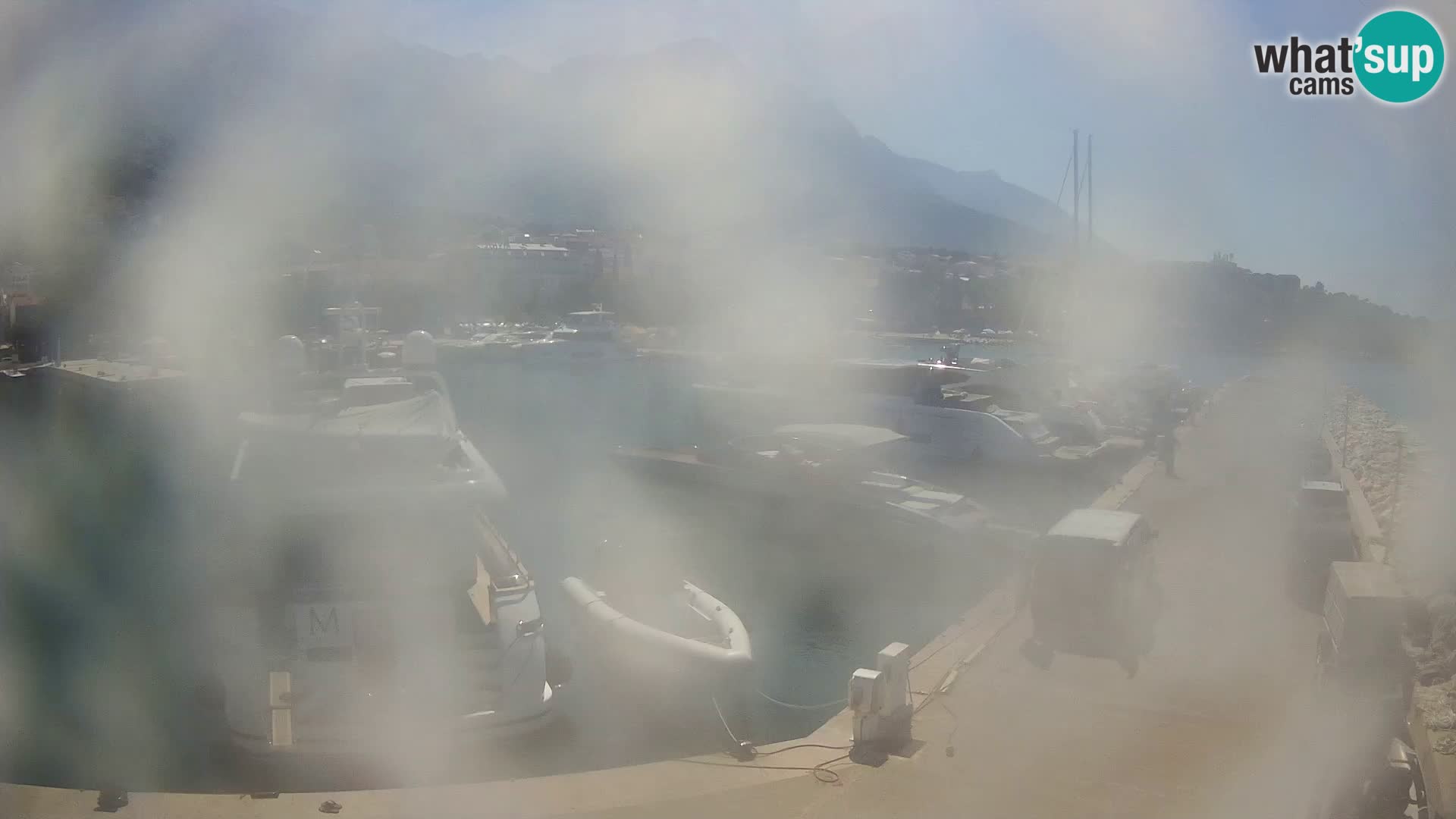 Vue du port de plaisance de la ville et la montagne Biokovo