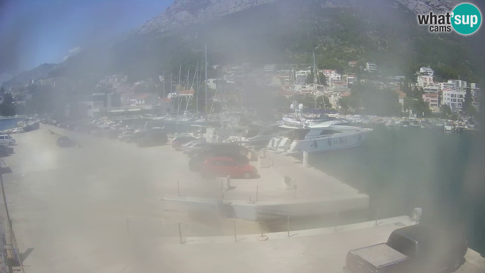 Vue du port de plaisance de la ville et la montagne Biokovo