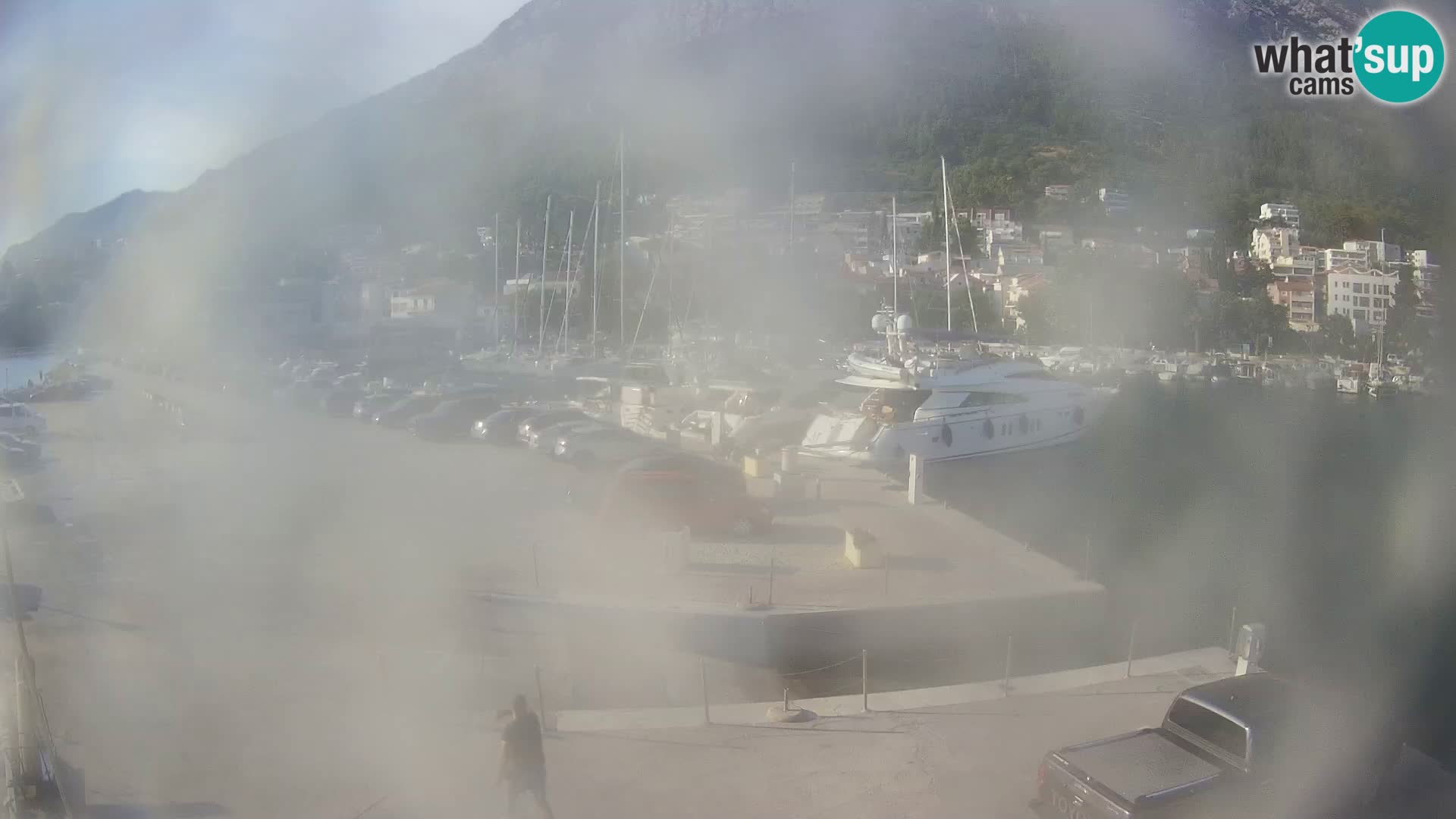 Webcam Basca Voda –  Vista desde el puerto deportivo de la ciudad y la montaña Biokovo