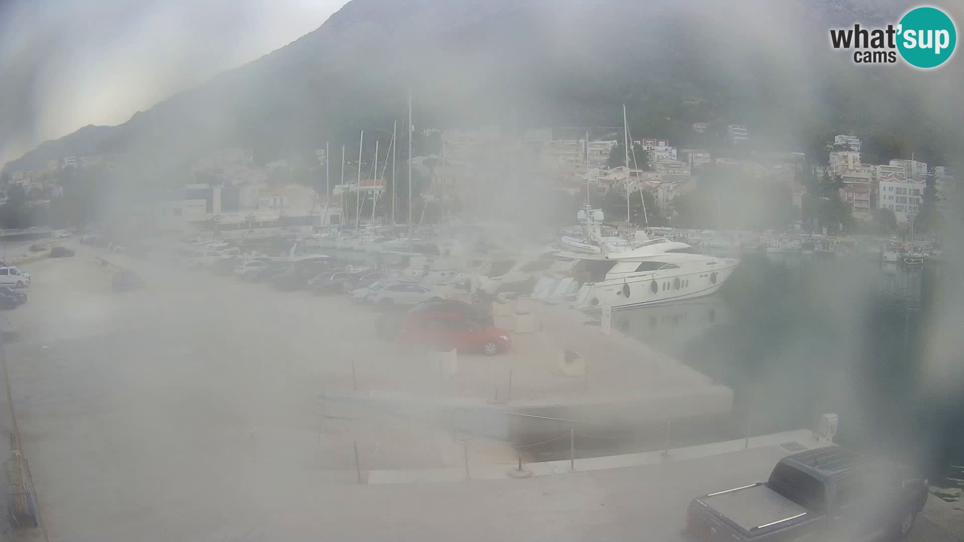 Webcam Basca Voda –  Vista desde el puerto deportivo de la ciudad y la montaña Biokovo