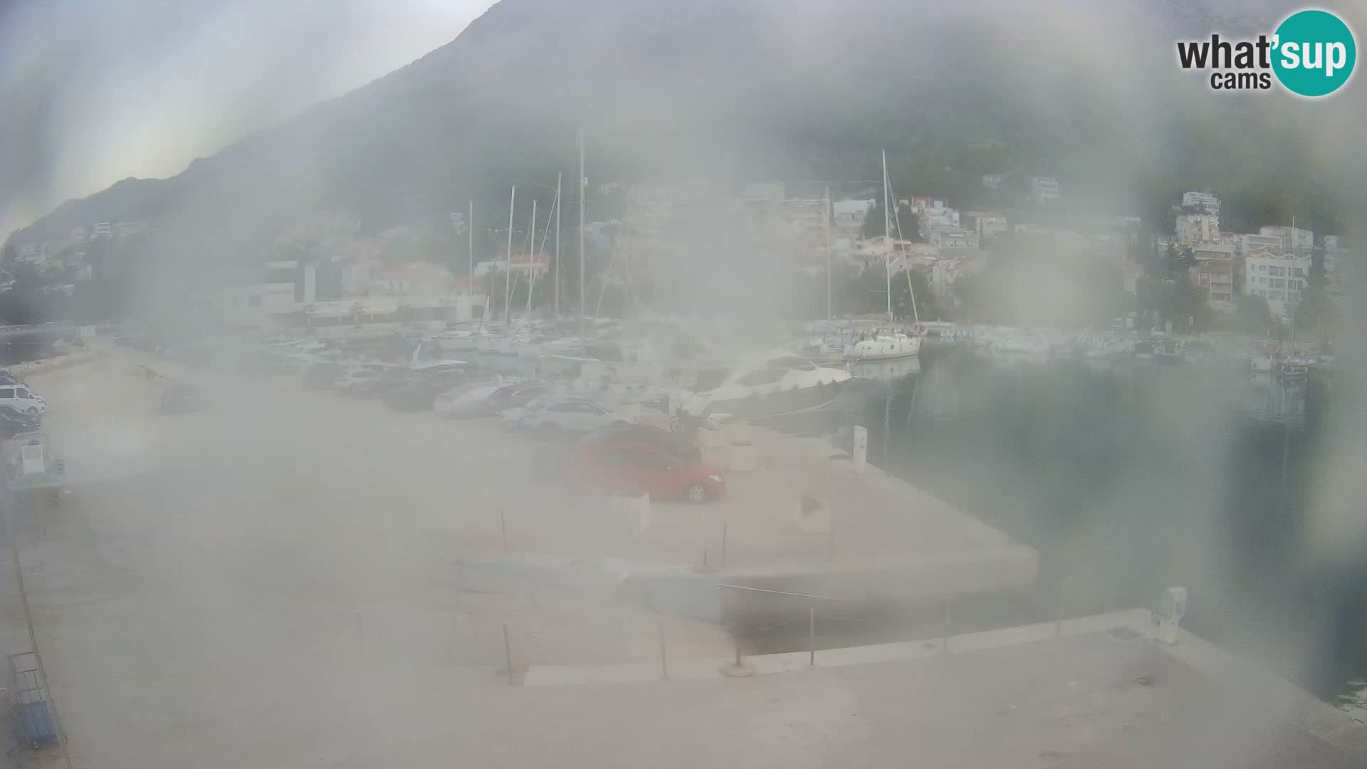 Vue du port de plaisance de la ville et la montagne Biokovo