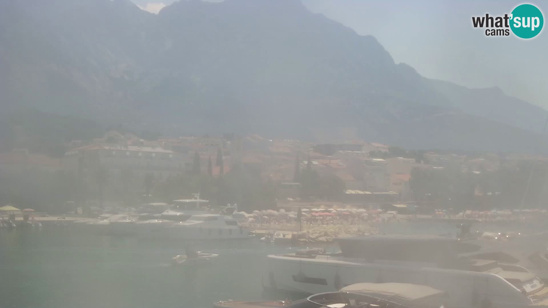 Spletna kamera – Baška Voda, pogled na mesto in goro Biokovo