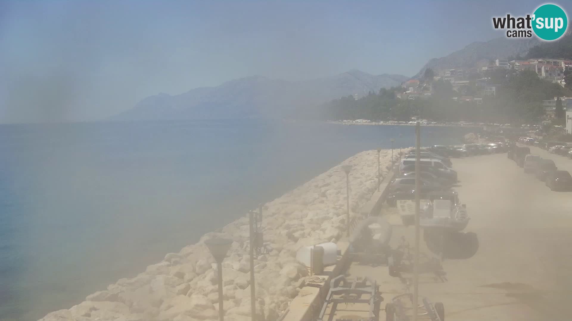 Vue du port de plaisance de la ville et la montagne Biokovo