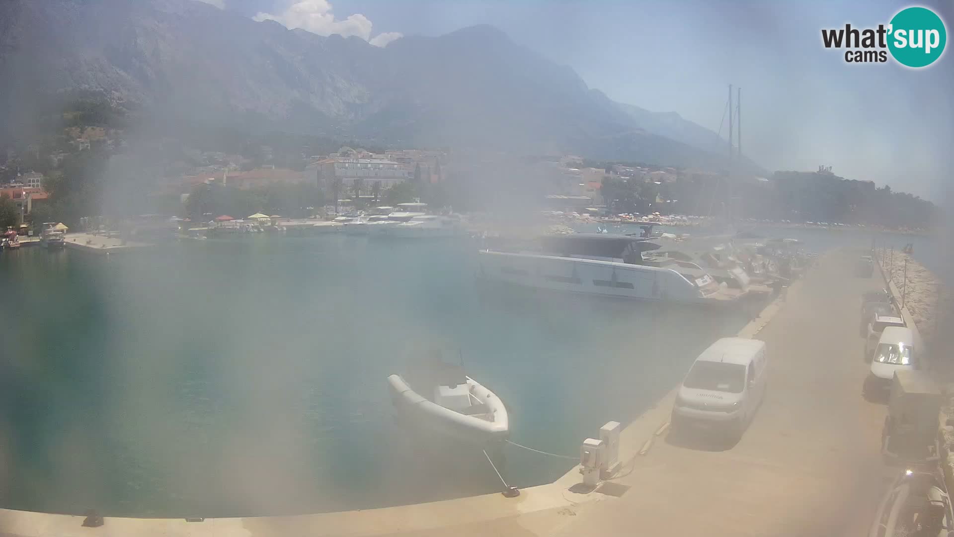 Webcam Basca Voda –  Vista desde el puerto deportivo de la ciudad y la montaña Biokovo