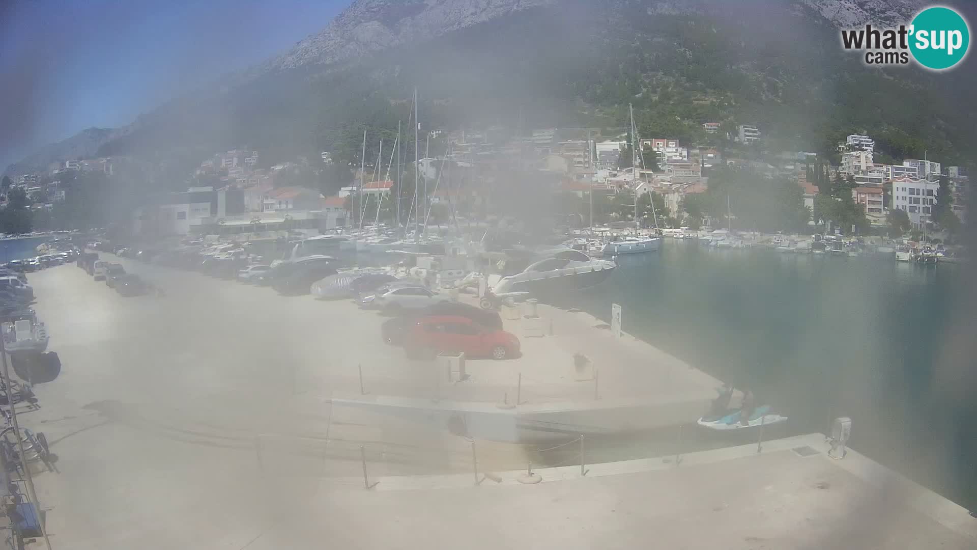 Webcam Basca Voda –  Vista desde el puerto deportivo de la ciudad y la montaña Biokovo