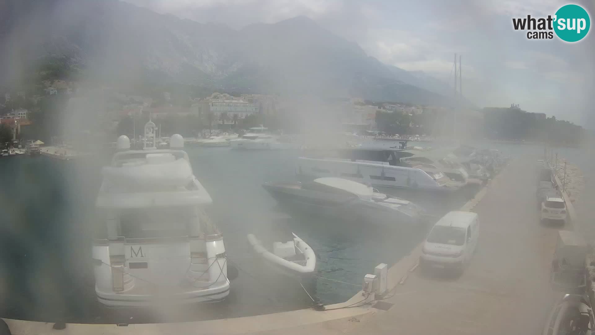 Spletna kamera – Baška Voda, pogled na mesto in goro Biokovo