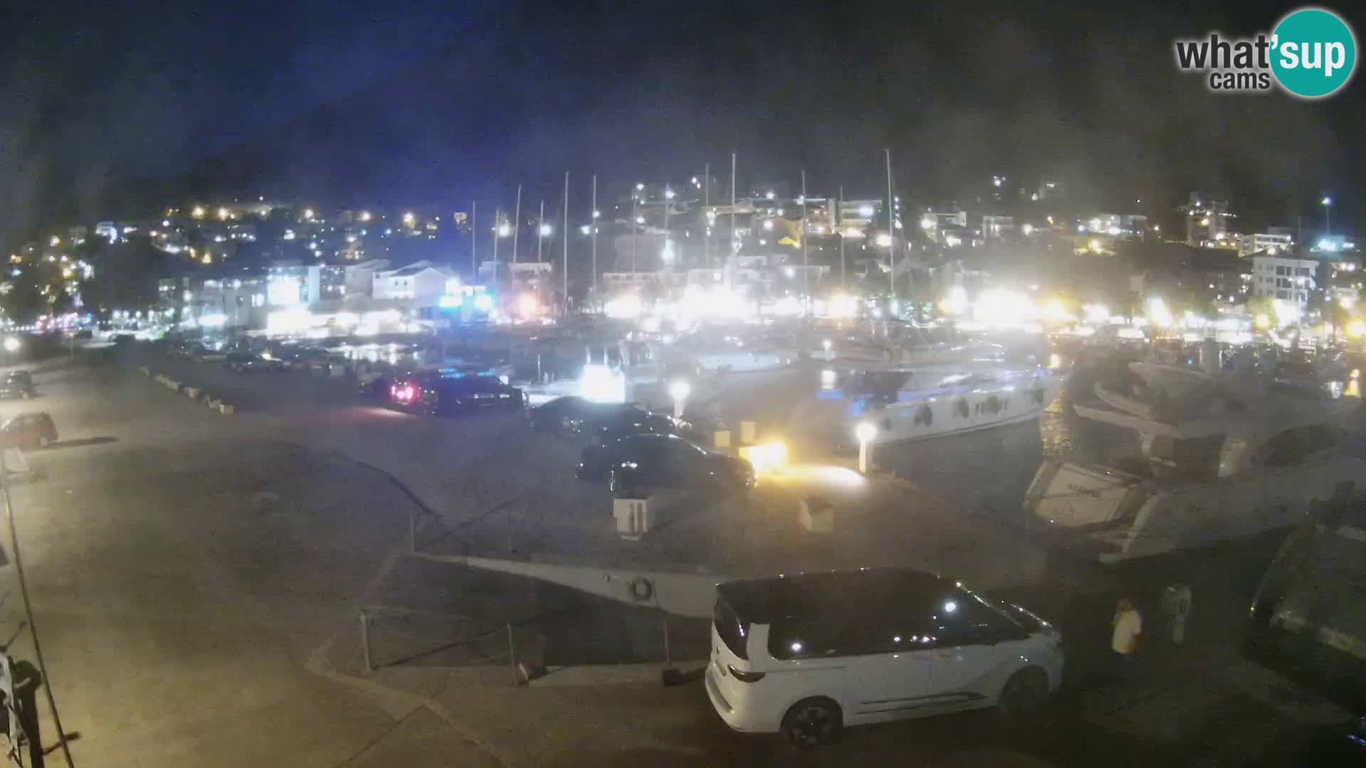Vue du port de plaisance de la ville et la montagne Biokovo