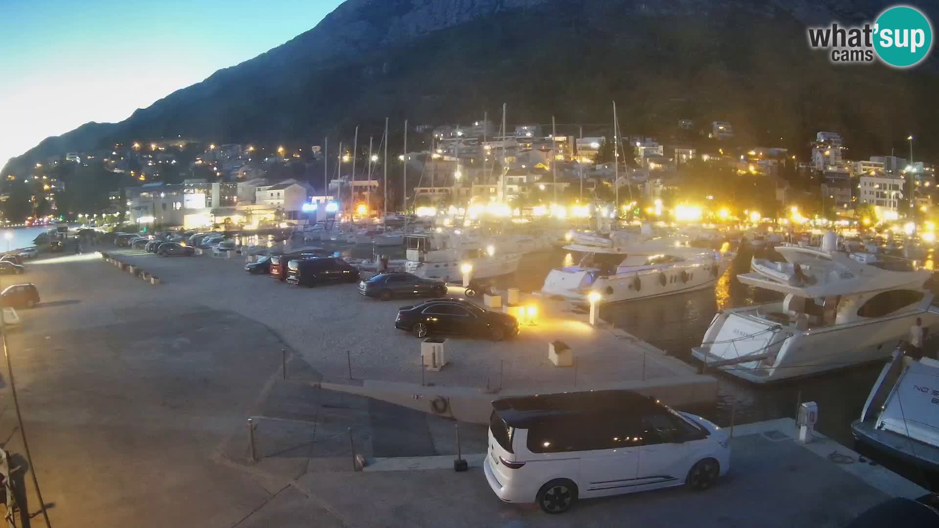 Vue du port de plaisance de la ville et la montagne Biokovo