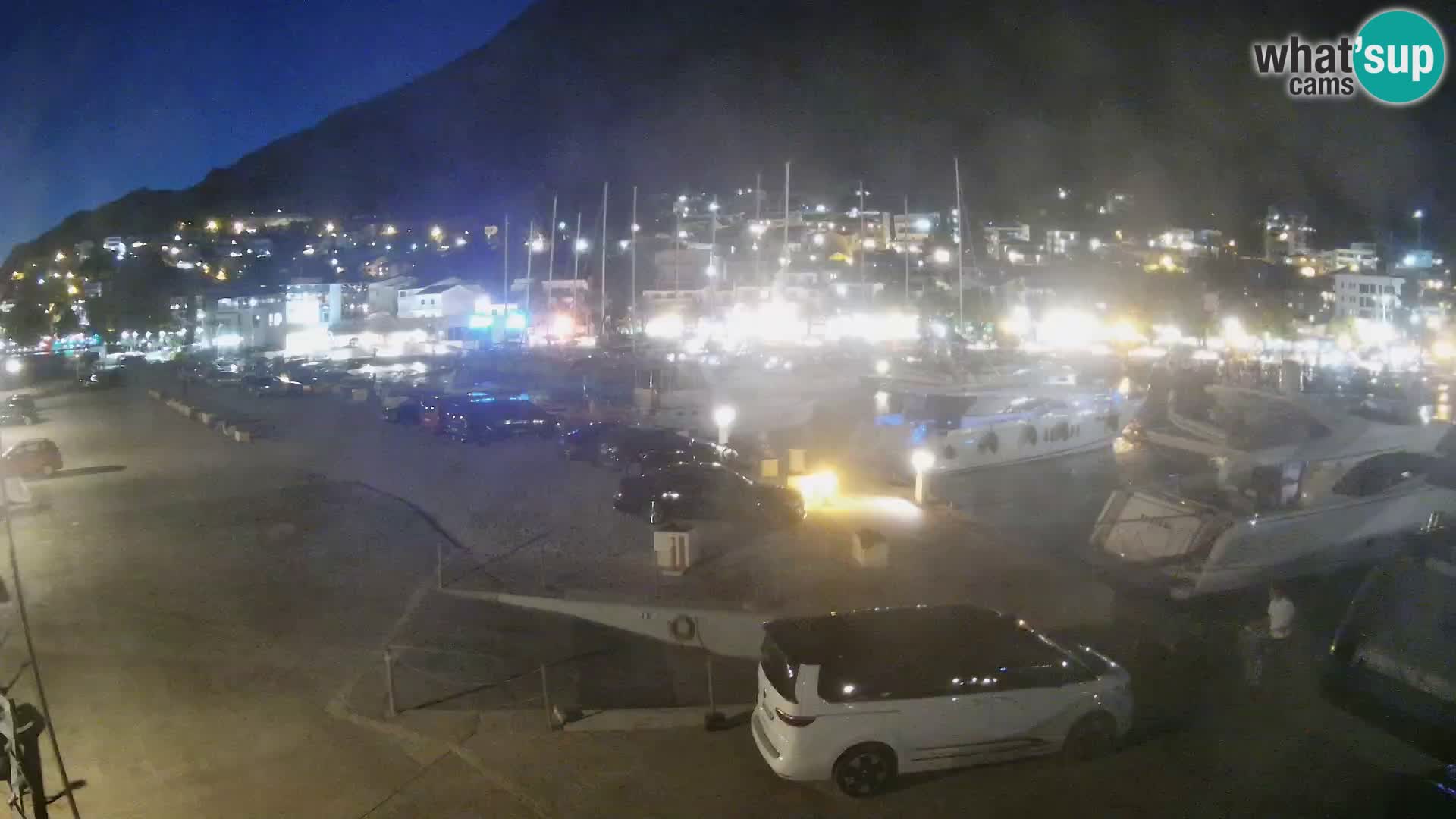 Vue du port de plaisance de la ville et la montagne Biokovo