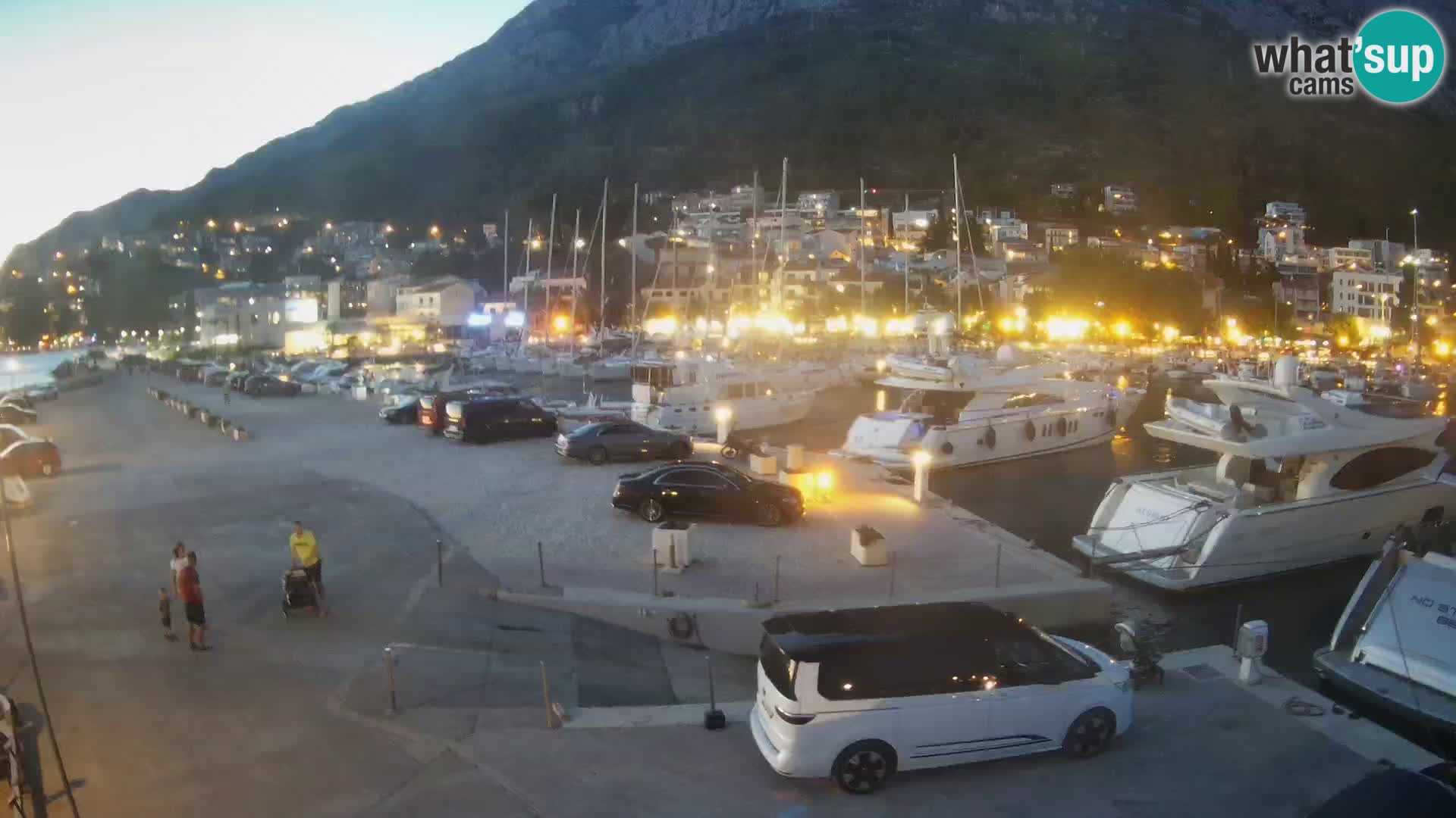 Vue du port de plaisance de la ville et la montagne Biokovo