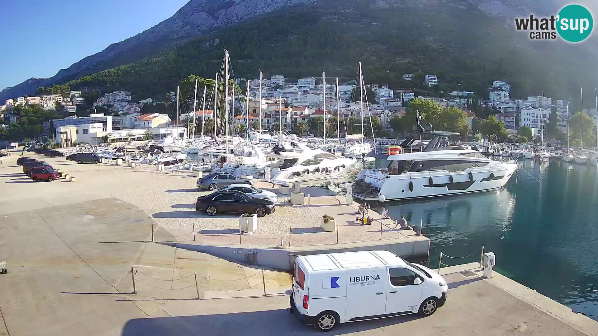 Vue du port de plaisance de la ville et la montagne Biokovo