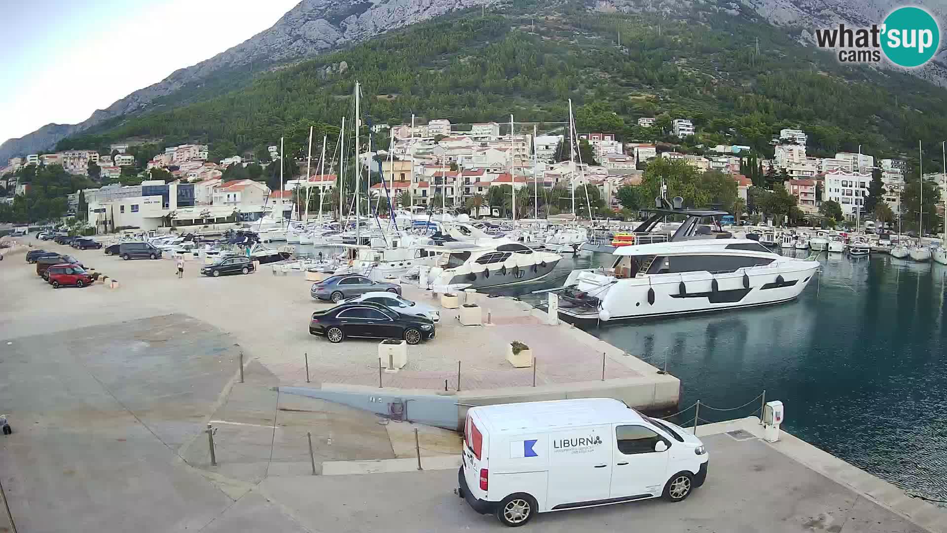 Webcam Basca Voda –  Vista desde el puerto deportivo de la ciudad y la montaña Biokovo