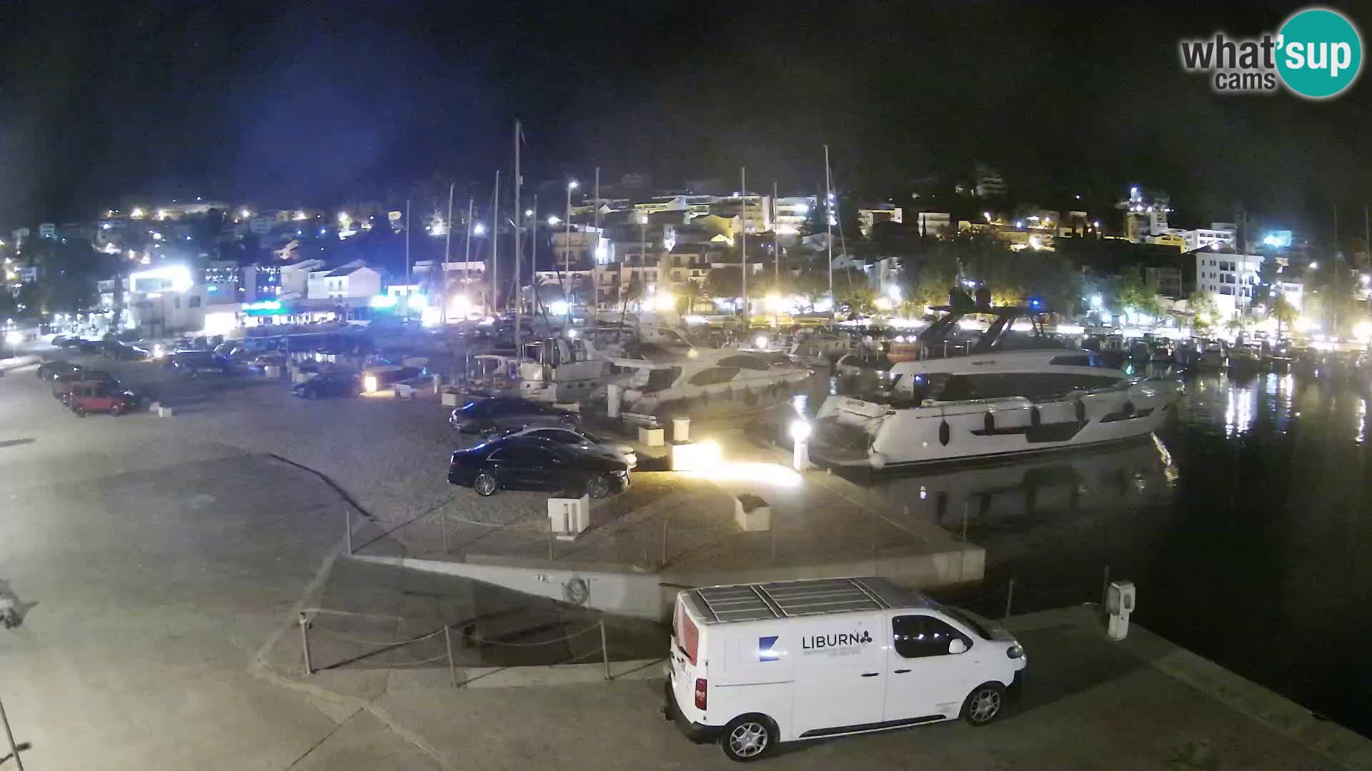 Vue du port de plaisance de la ville et la montagne Biokovo