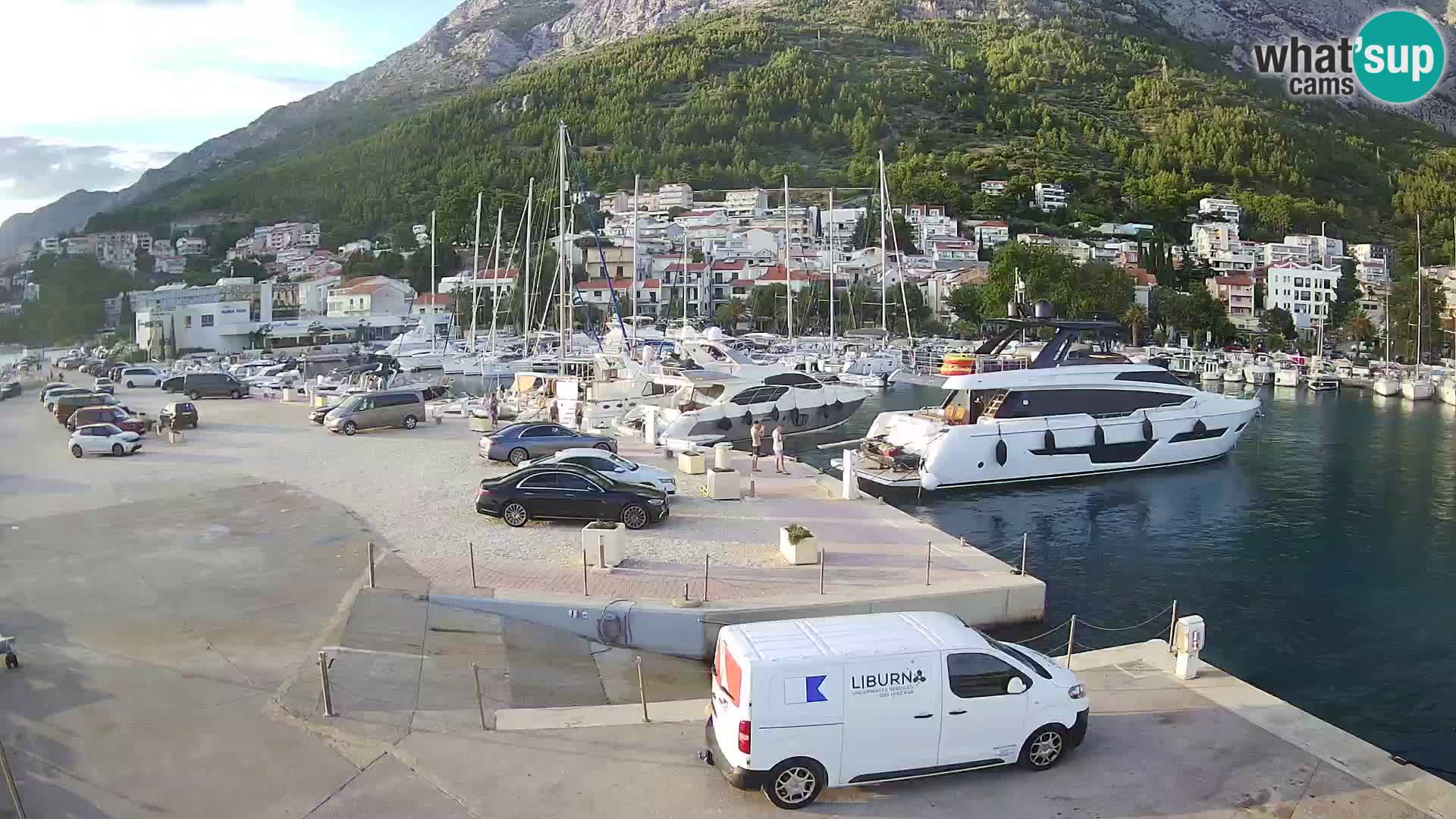 Vue du port de plaisance de la ville et la montagne Biokovo