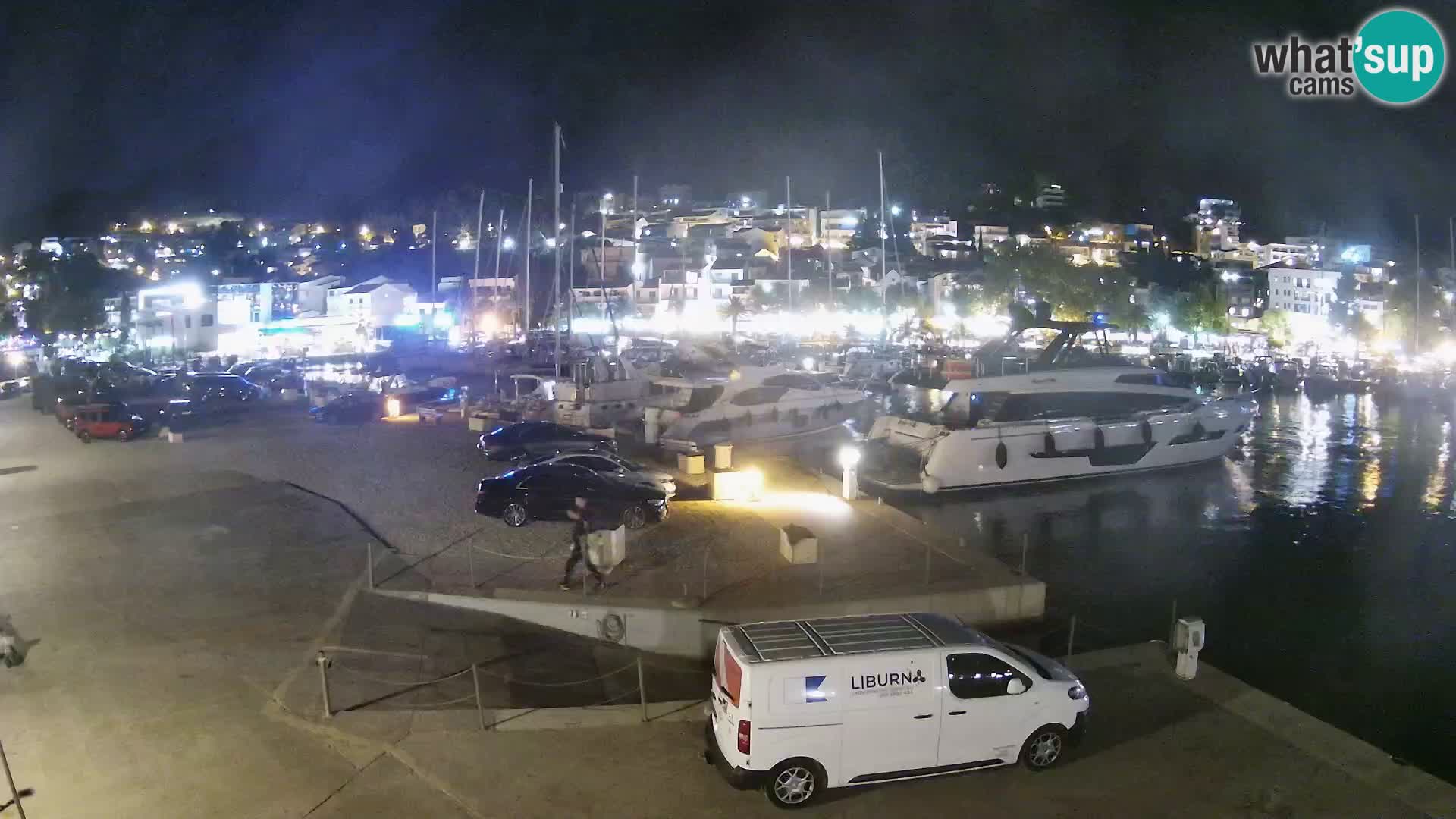 Vue du port de plaisance de la ville et la montagne Biokovo