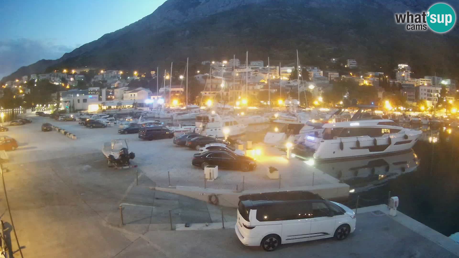 Webcam Basca Voda –  Vista desde el puerto deportivo de la ciudad y la montaña Biokovo