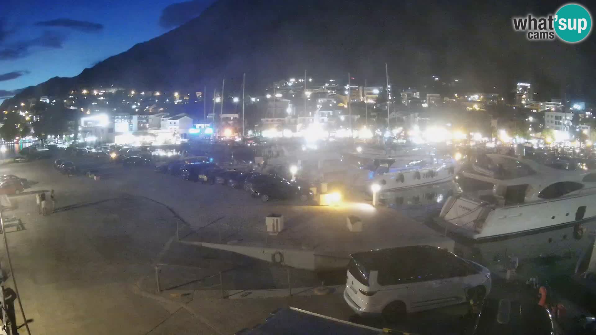 Vue du port de plaisance de la ville et la montagne Biokovo
