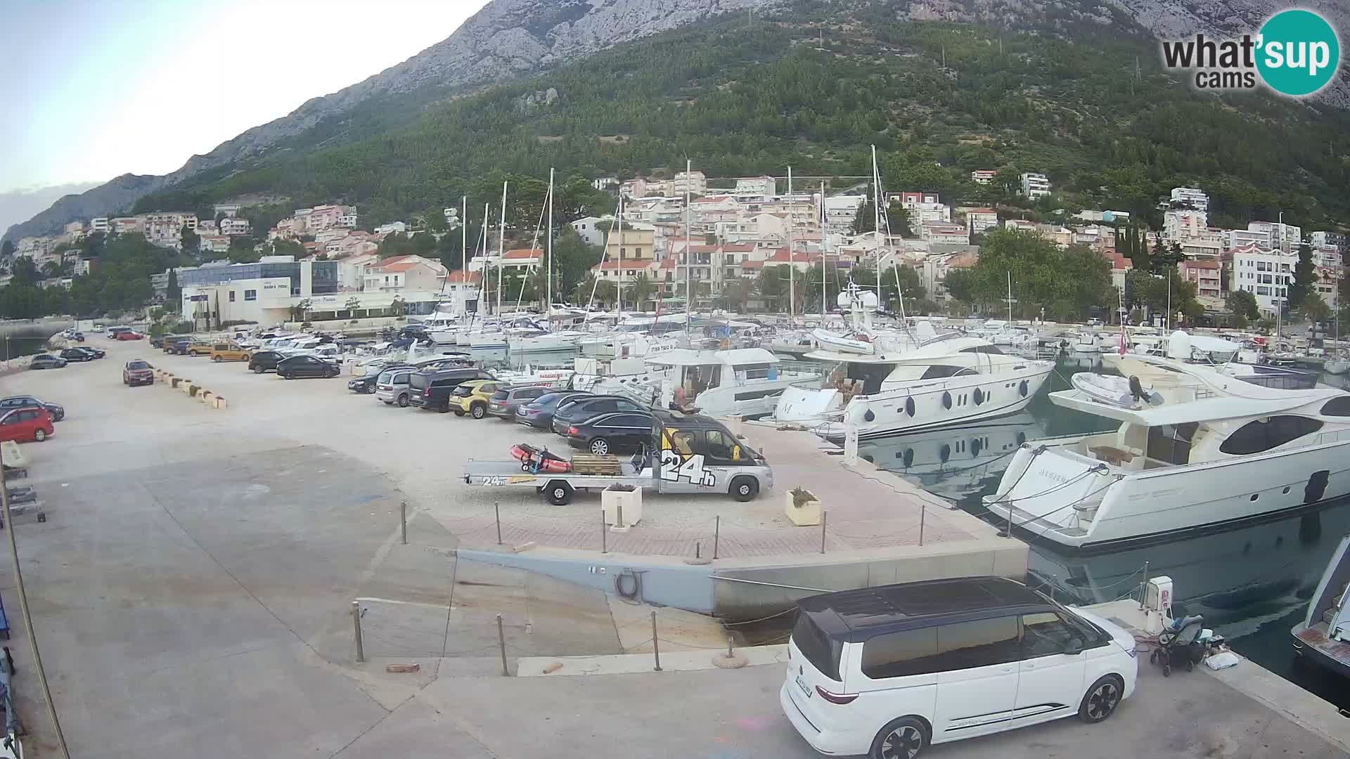 Webcam Basca Voda –  Vista desde el puerto deportivo de la ciudad y la montaña Biokovo