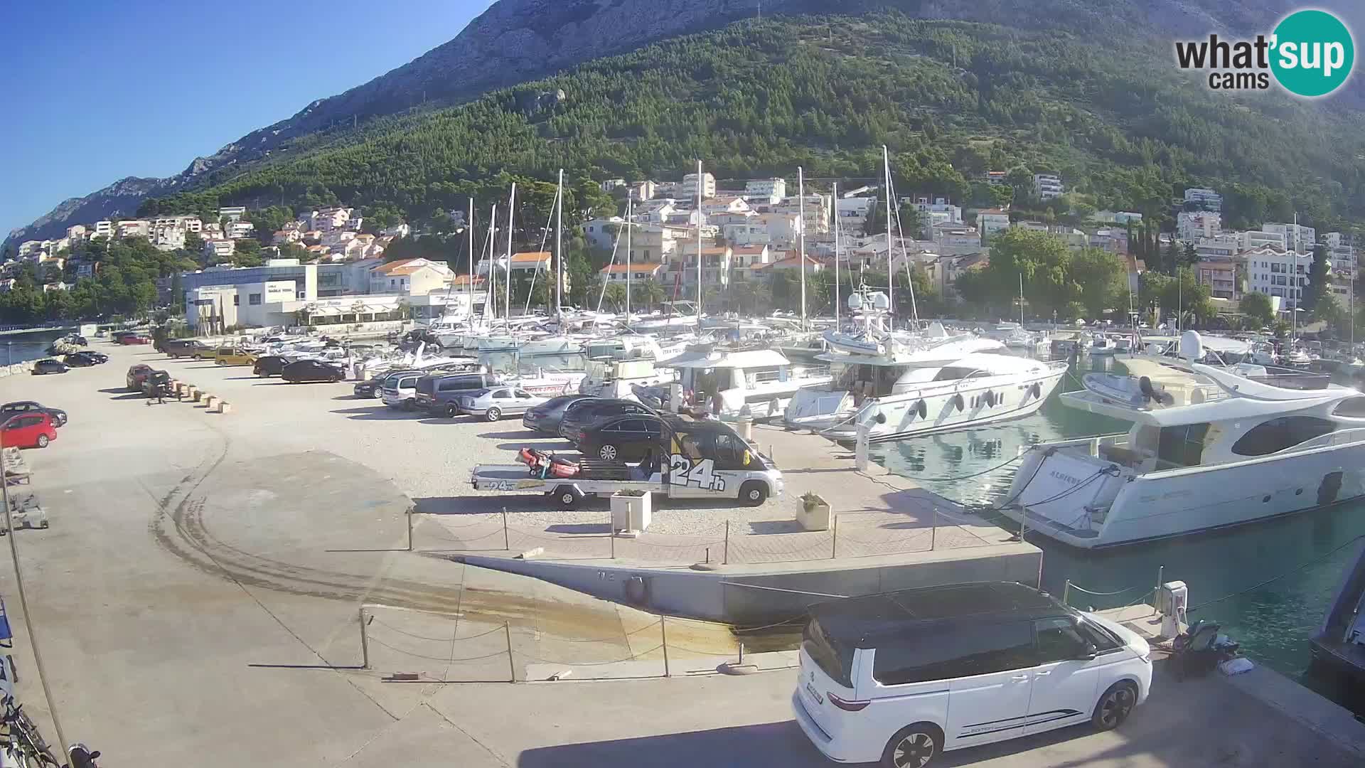 Web Kamera Baška Voda luka – Pogled na grad i masiv Biokovo