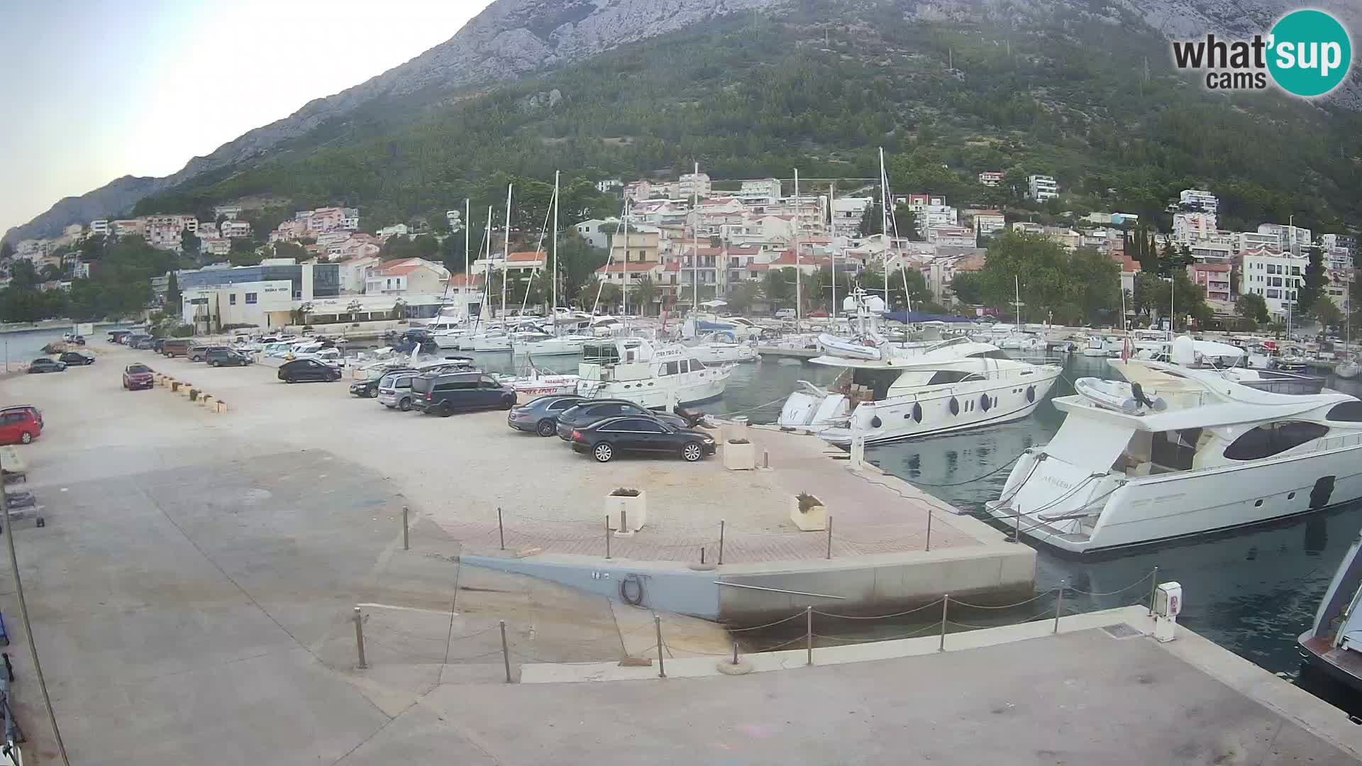Vue du port de plaisance de la ville et la montagne Biokovo