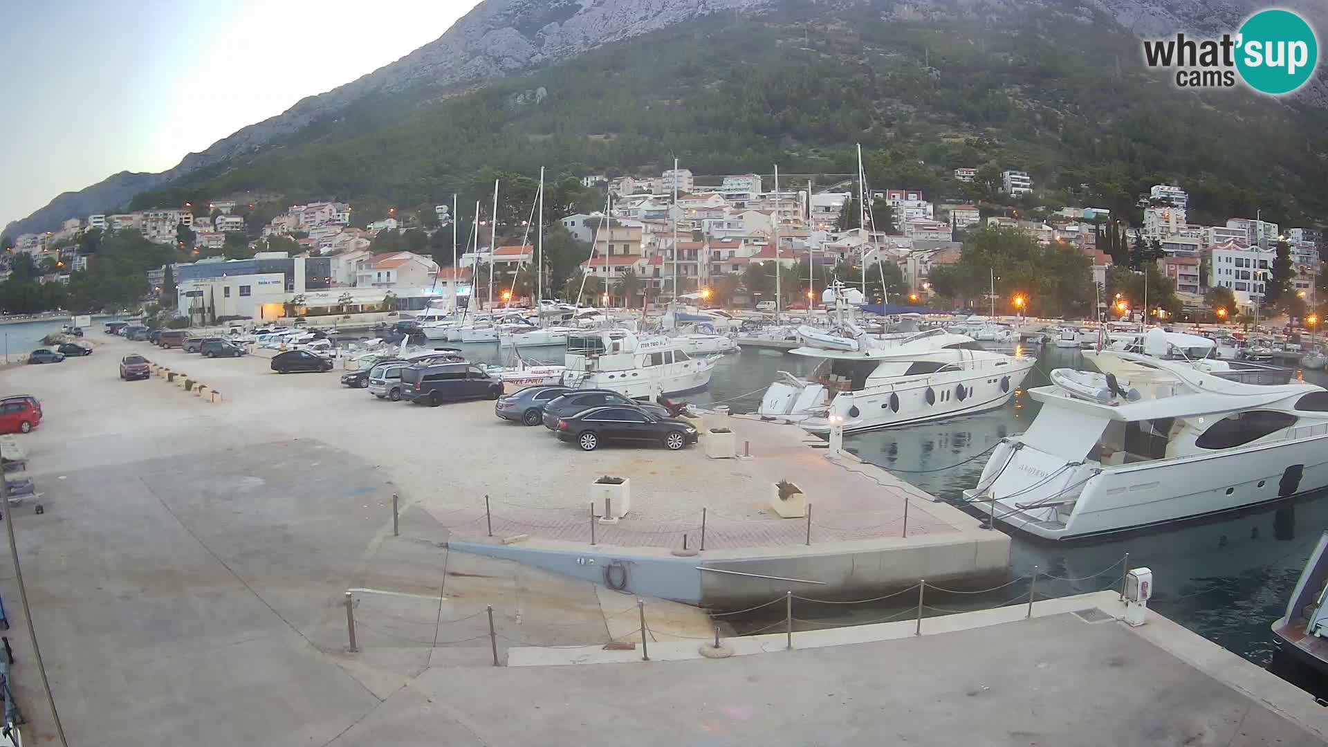 Vue du port de plaisance de la ville et la montagne Biokovo
