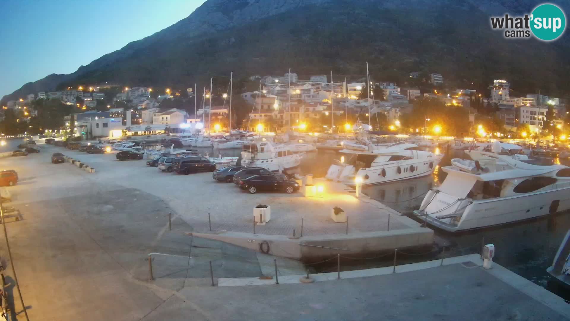 Webcam Basca Voda –  Vista desde el puerto deportivo de la ciudad y la montaña Biokovo