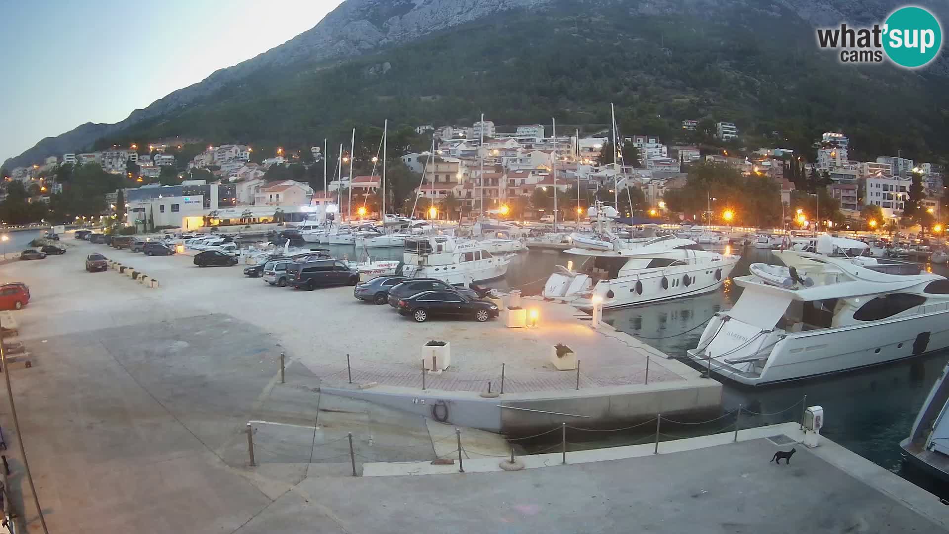 Webcam Basca Voda –  Vista desde el puerto deportivo de la ciudad y la montaña Biokovo