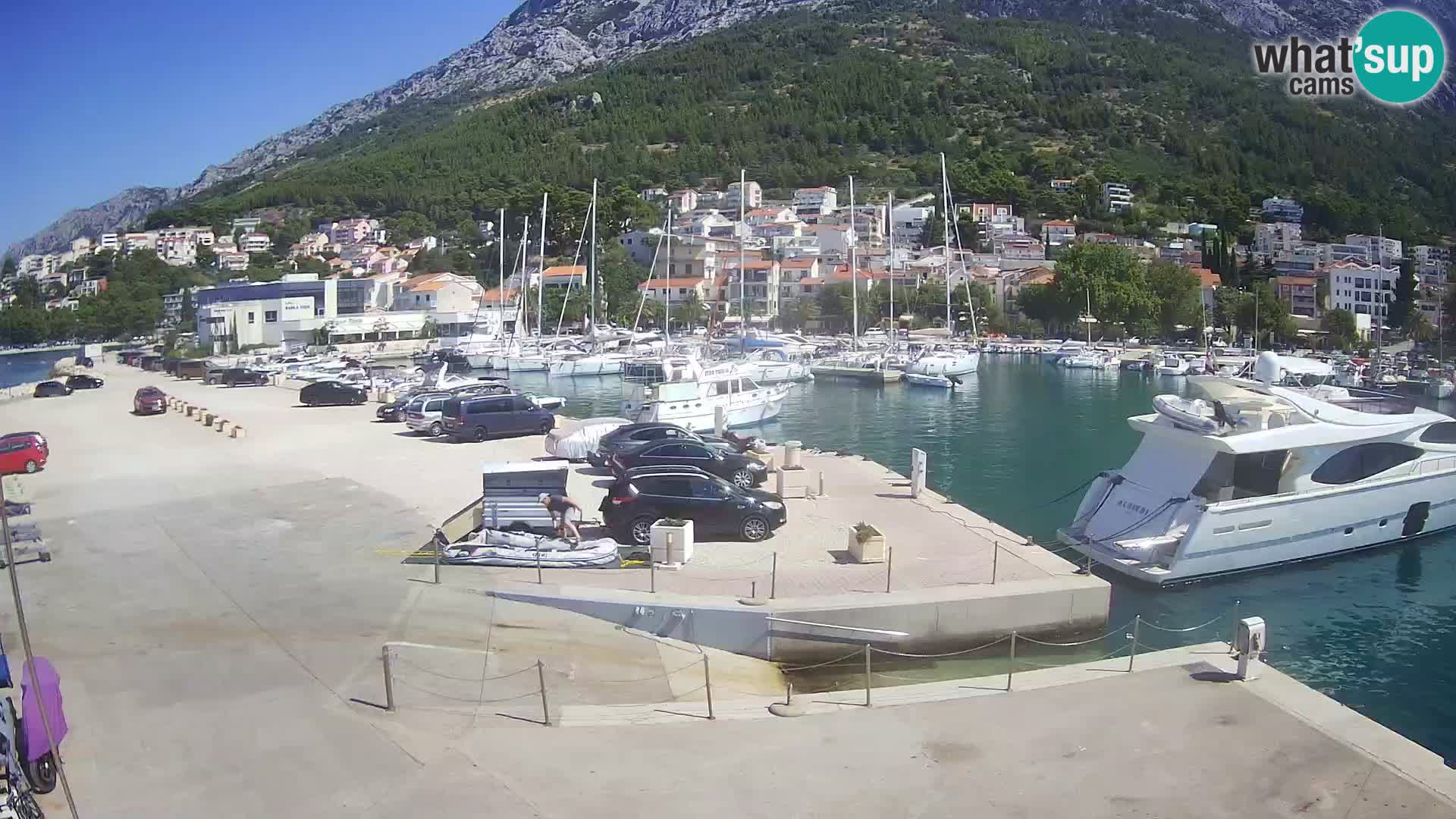 Vue du port de plaisance de la ville et la montagne Biokovo