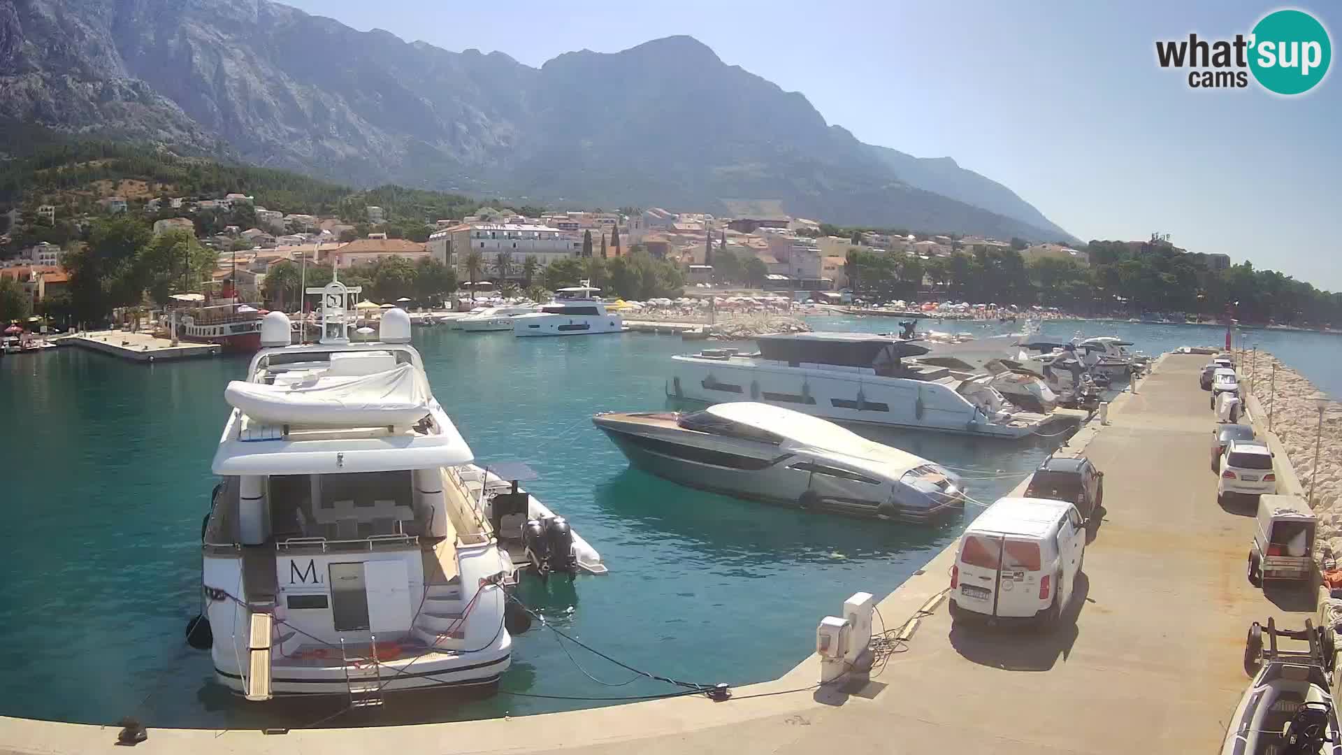 Vue du port de plaisance de la ville et la montagne Biokovo