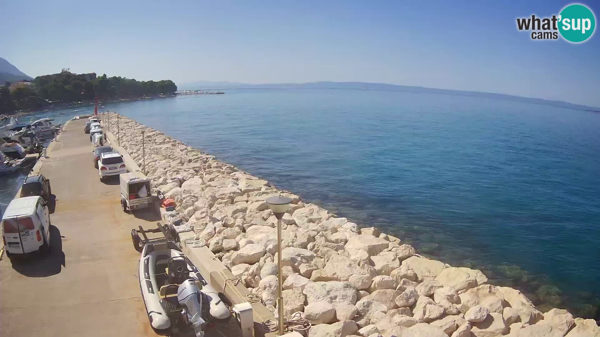 Vue du port de plaisance de la ville et la montagne Biokovo