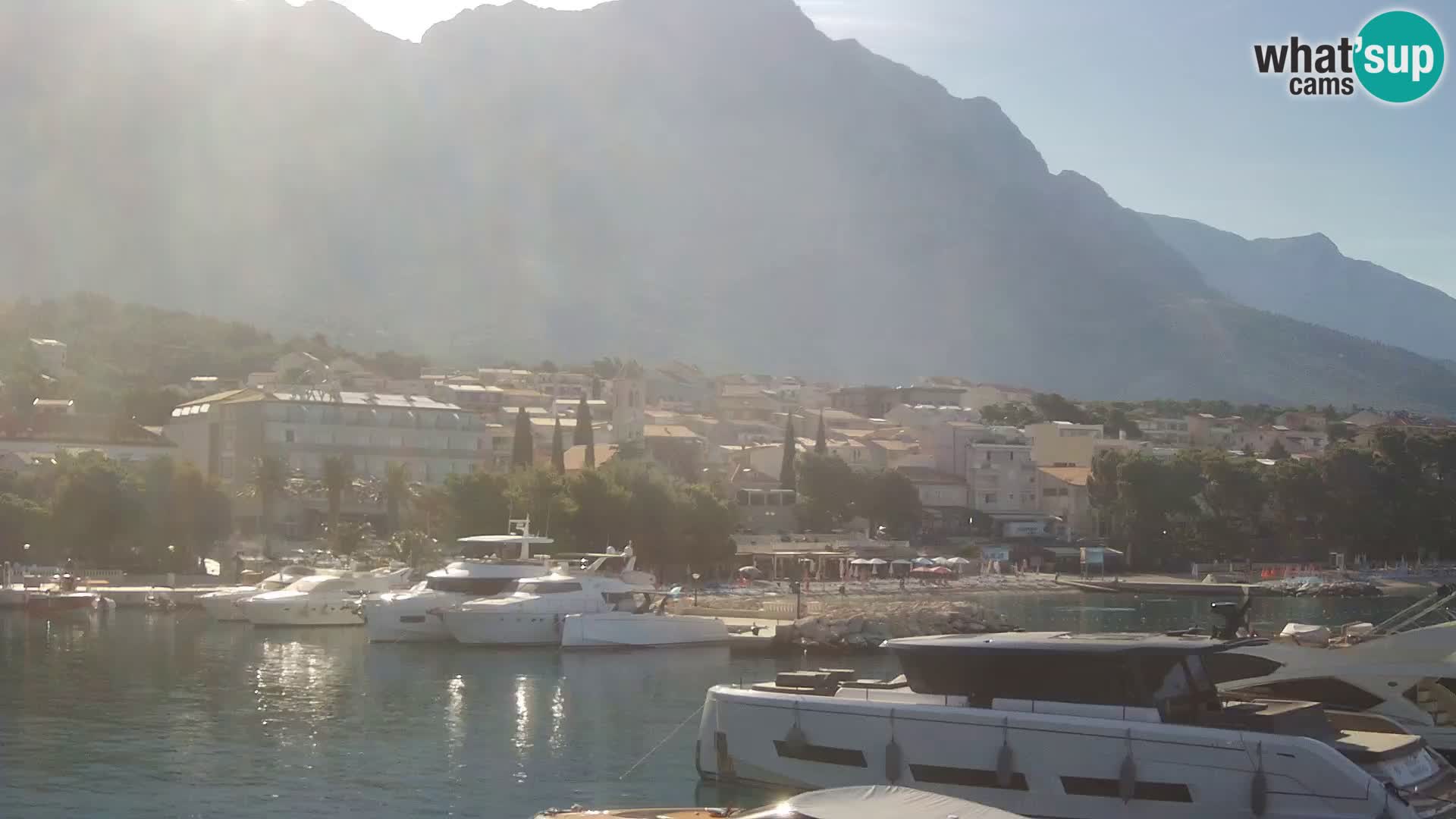 Spletna kamera – Baška Voda, pogled na mesto in goro Biokovo