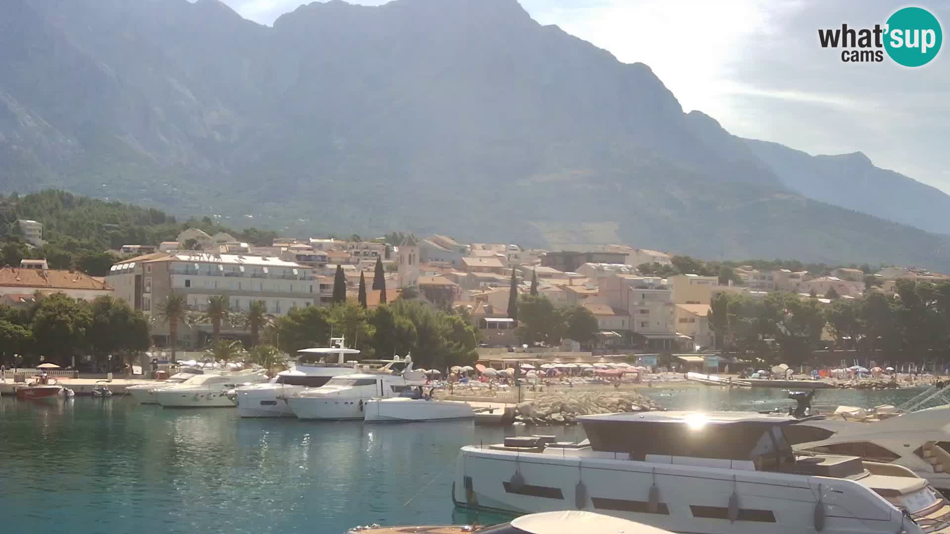 Vue du port de plaisance de la ville et la montagne Biokovo