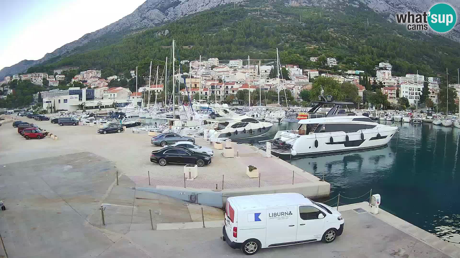 Web Kamera Baška Voda luka – Pogled na grad i masiv Biokovo